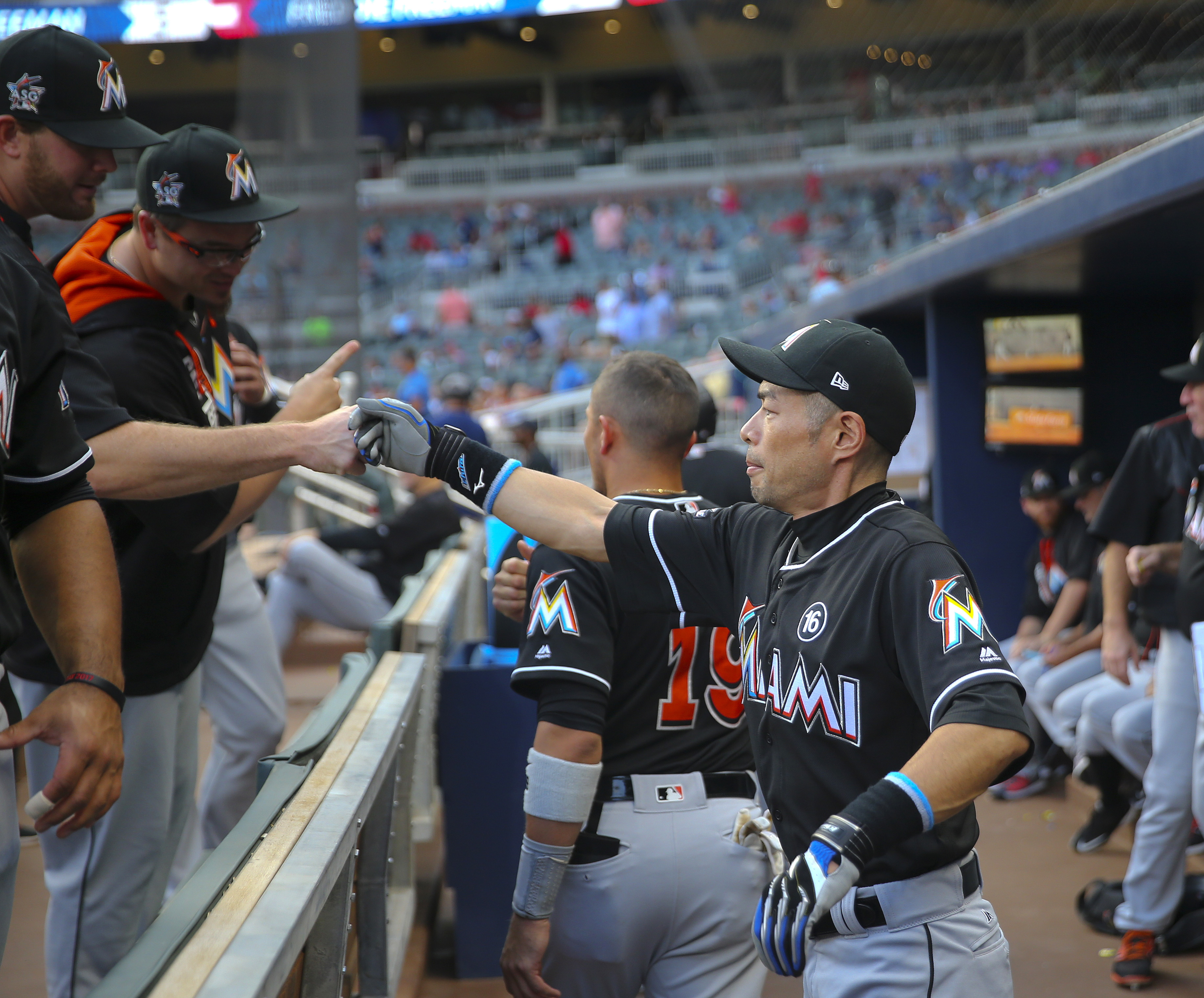 Dickey, Markakis help Braves overcome Stanton, Marlins 5-3