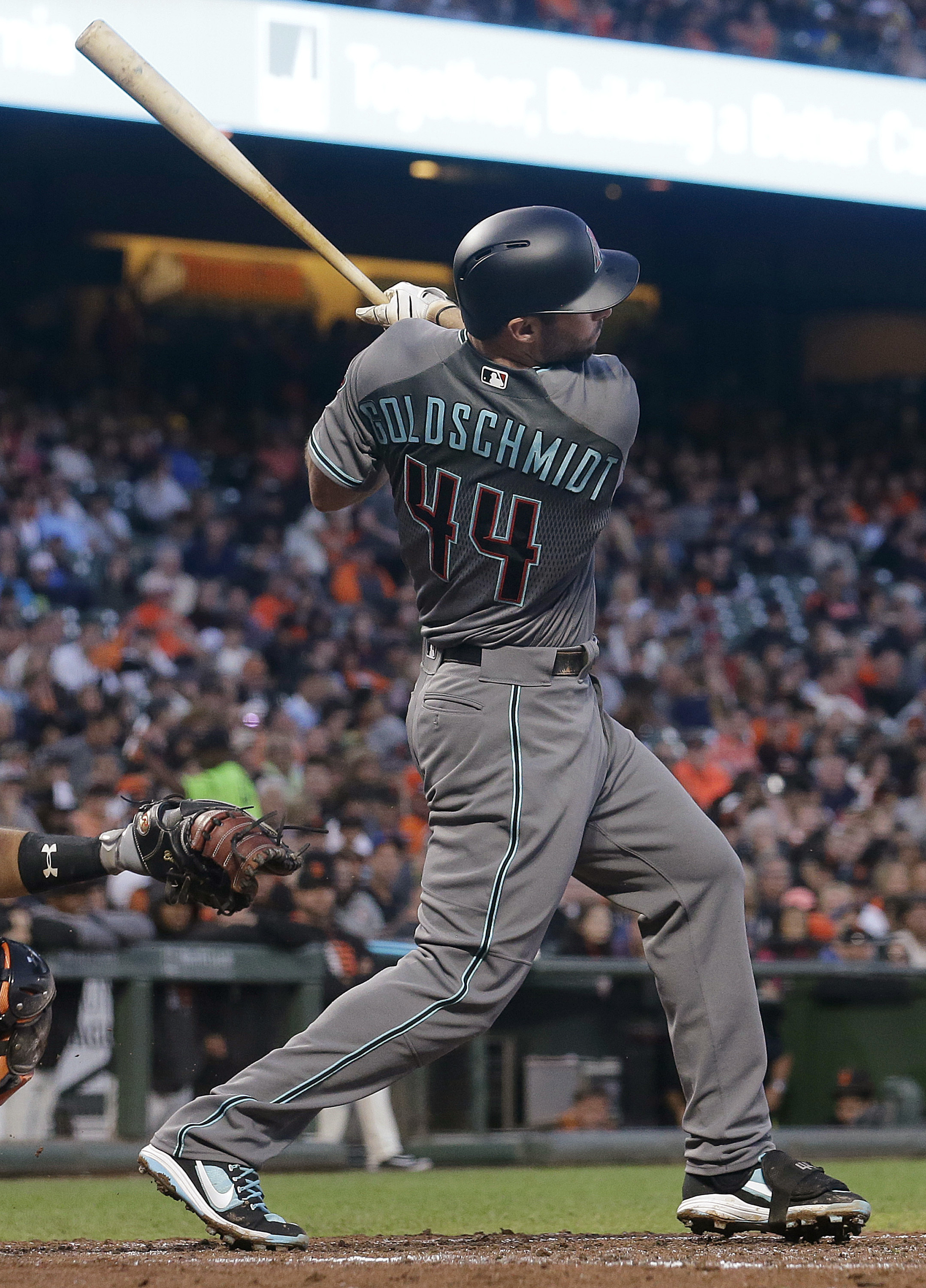 Goldschmidt stays hot, Diamondbacks edge Giants 2-1
