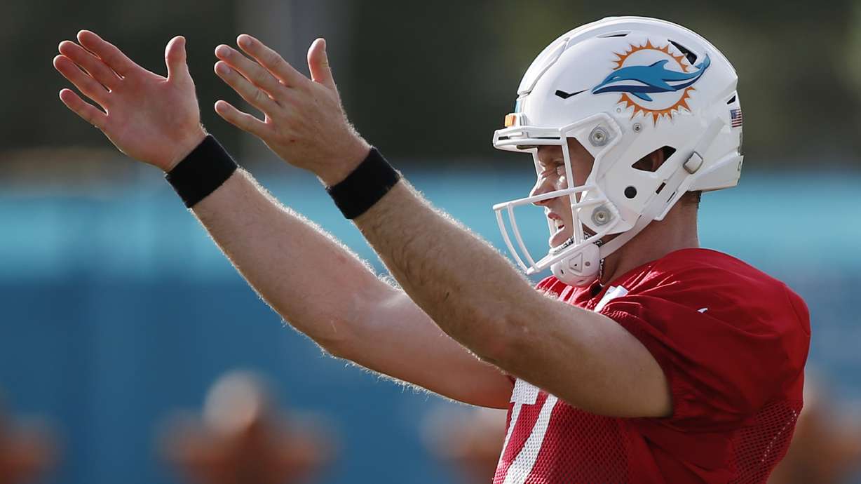 With Ryan Tannehill hurt, Dolphins reach out to Jay Cutler