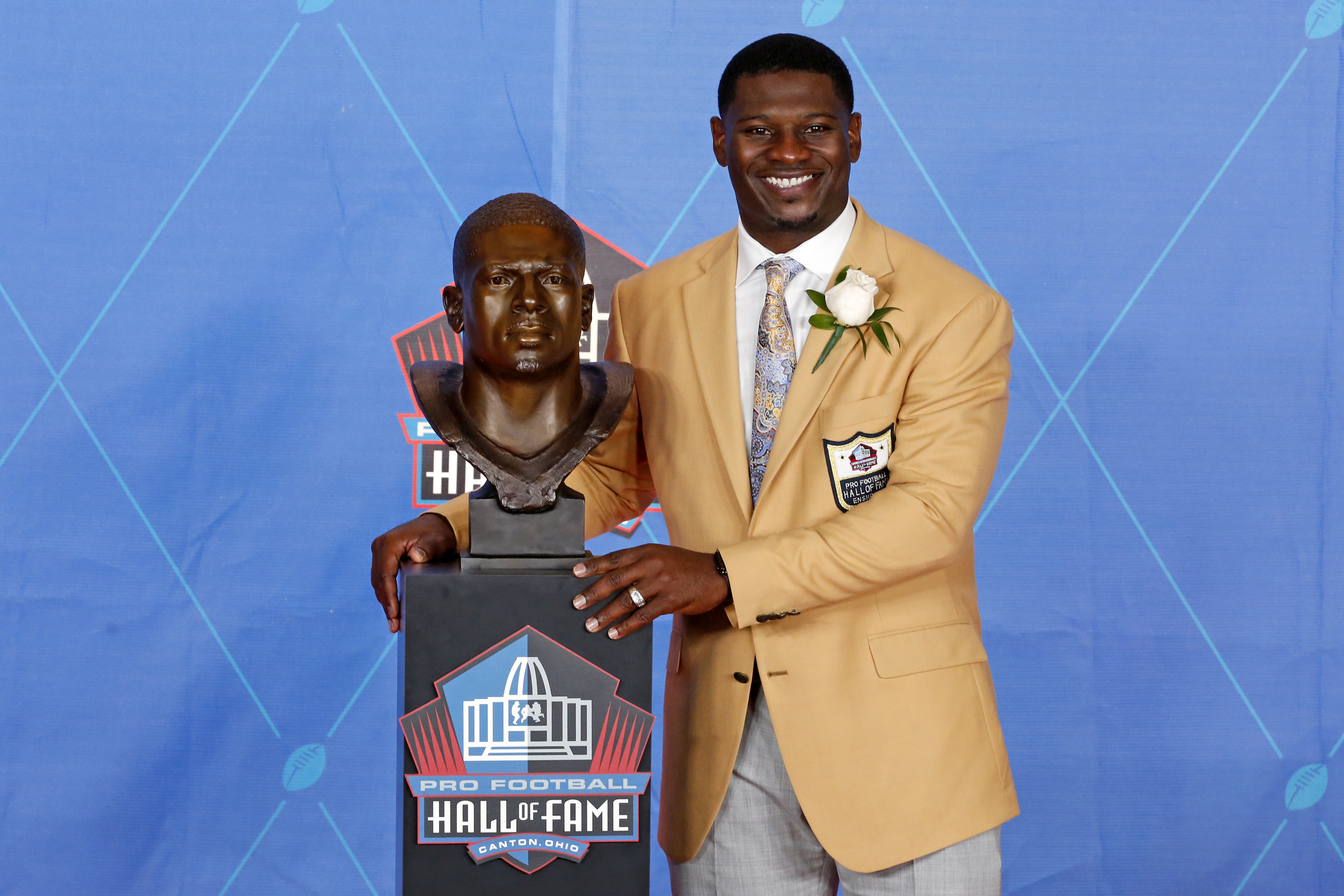 Tomlinson steals the show at Hall of Fame induction ceremony