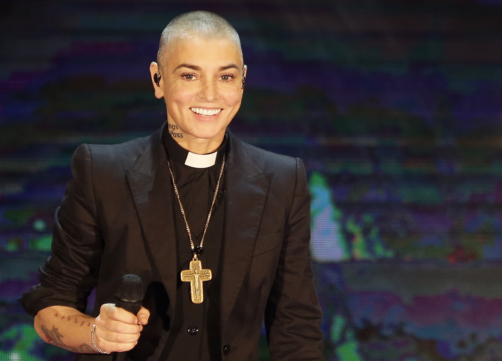 Sinead O'Connor pleads for help, says she's living in motel