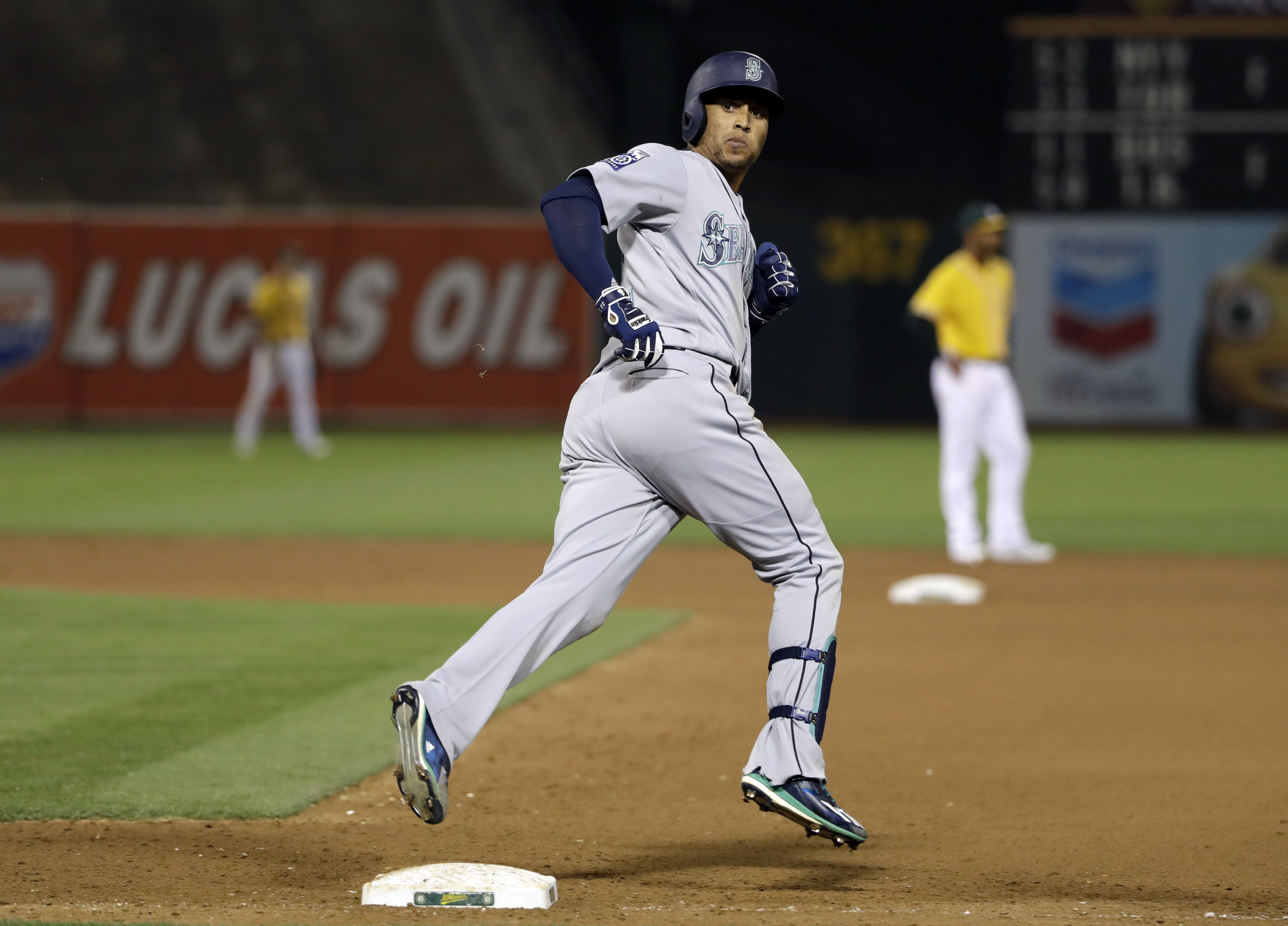 Martin powers Mariners past A's 7-6 in 10