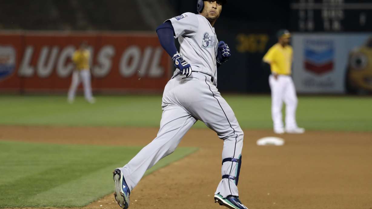 Martin powers Mariners past A's 7-6 in 10