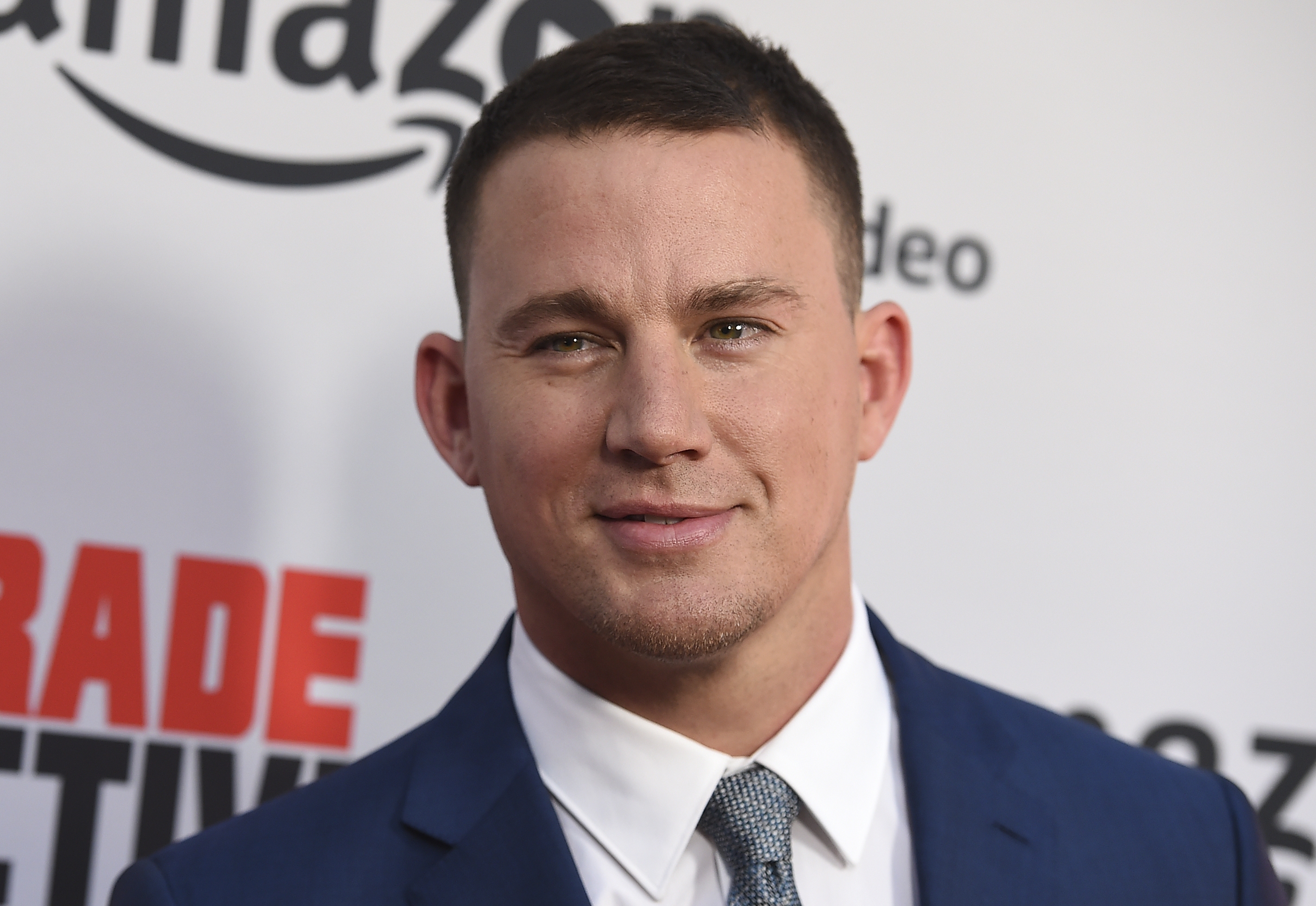 Channing Tatum dances with cashier at gas station