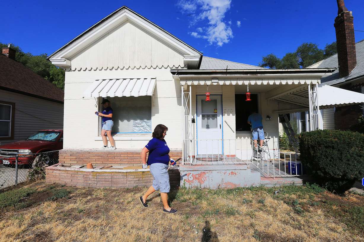 U.S. Bank employees paint a home in Salt Lake City as part of NeighborWorks Salt Lake’s annual Paint Your Heart Out event on Friday, Aug. 11, 2017. (Photo: Scott G Winterton, Deseret News)