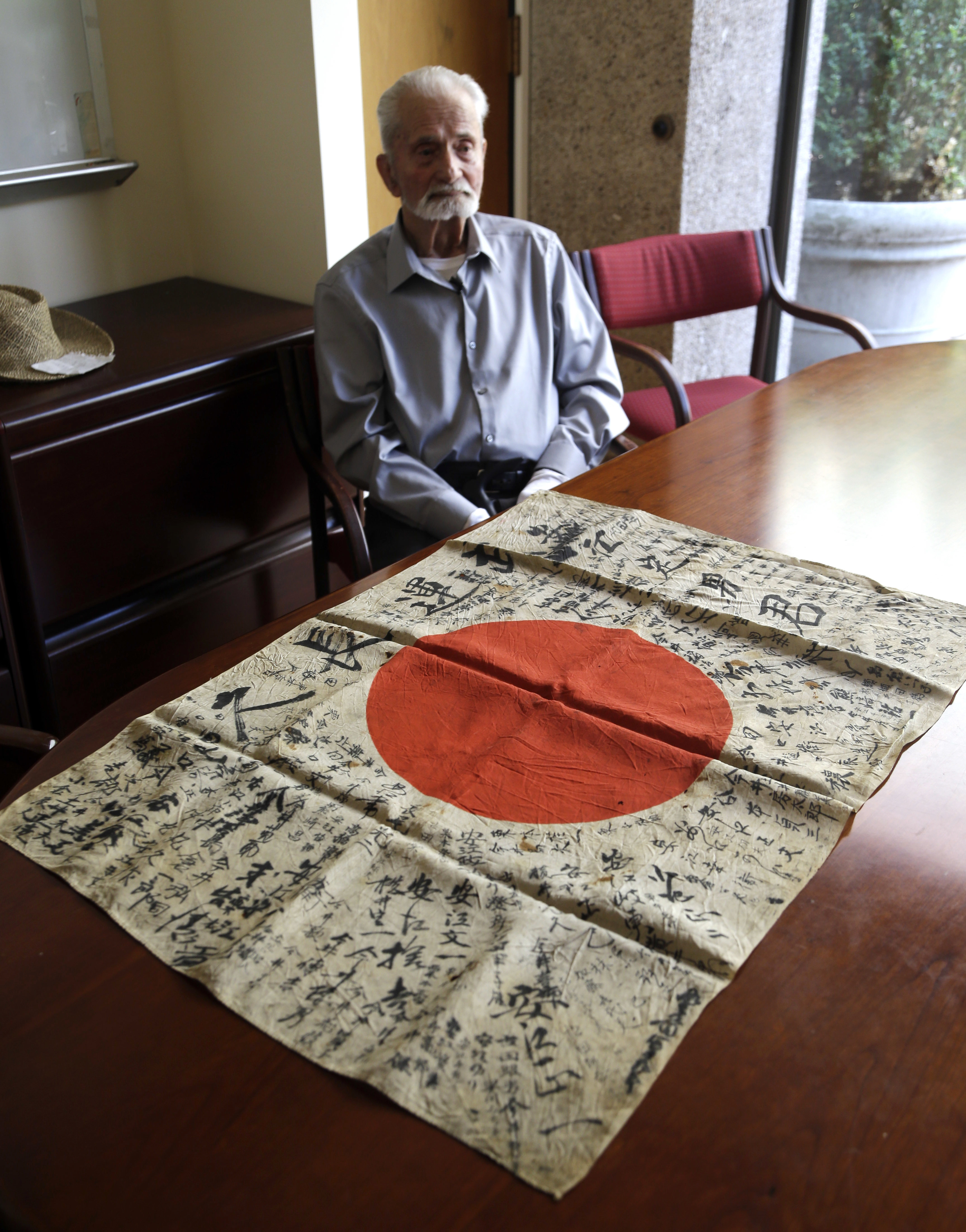 Japanese siblings accept WWII soldier's flag from US veteran