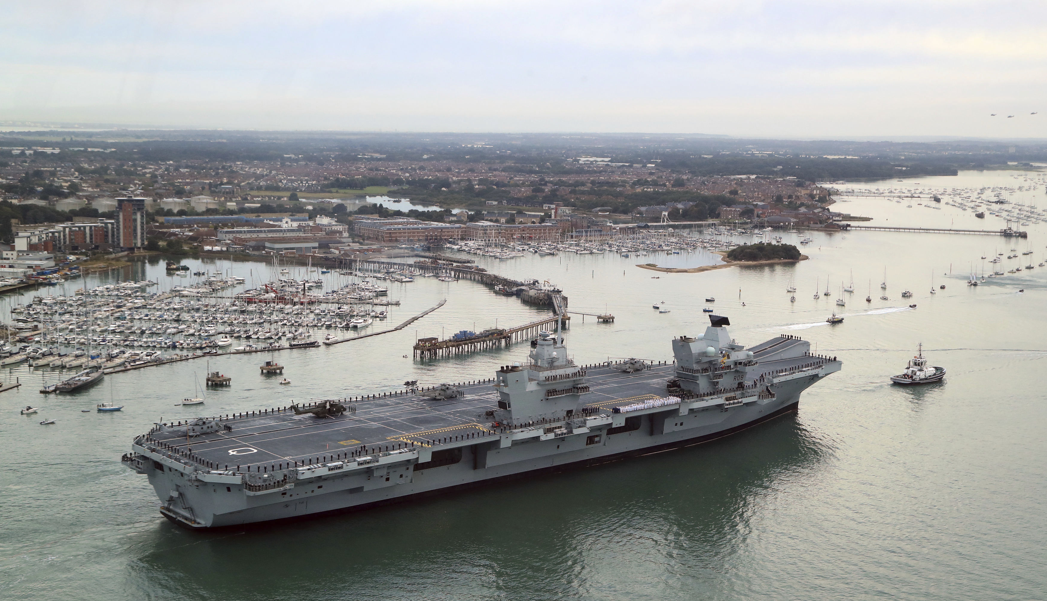 New UK aircraft carrier HMS Queen Elizabeth arrives at port