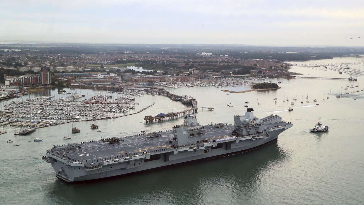 New UK aircraft carrier HMS Queen Elizabeth arrives at port
