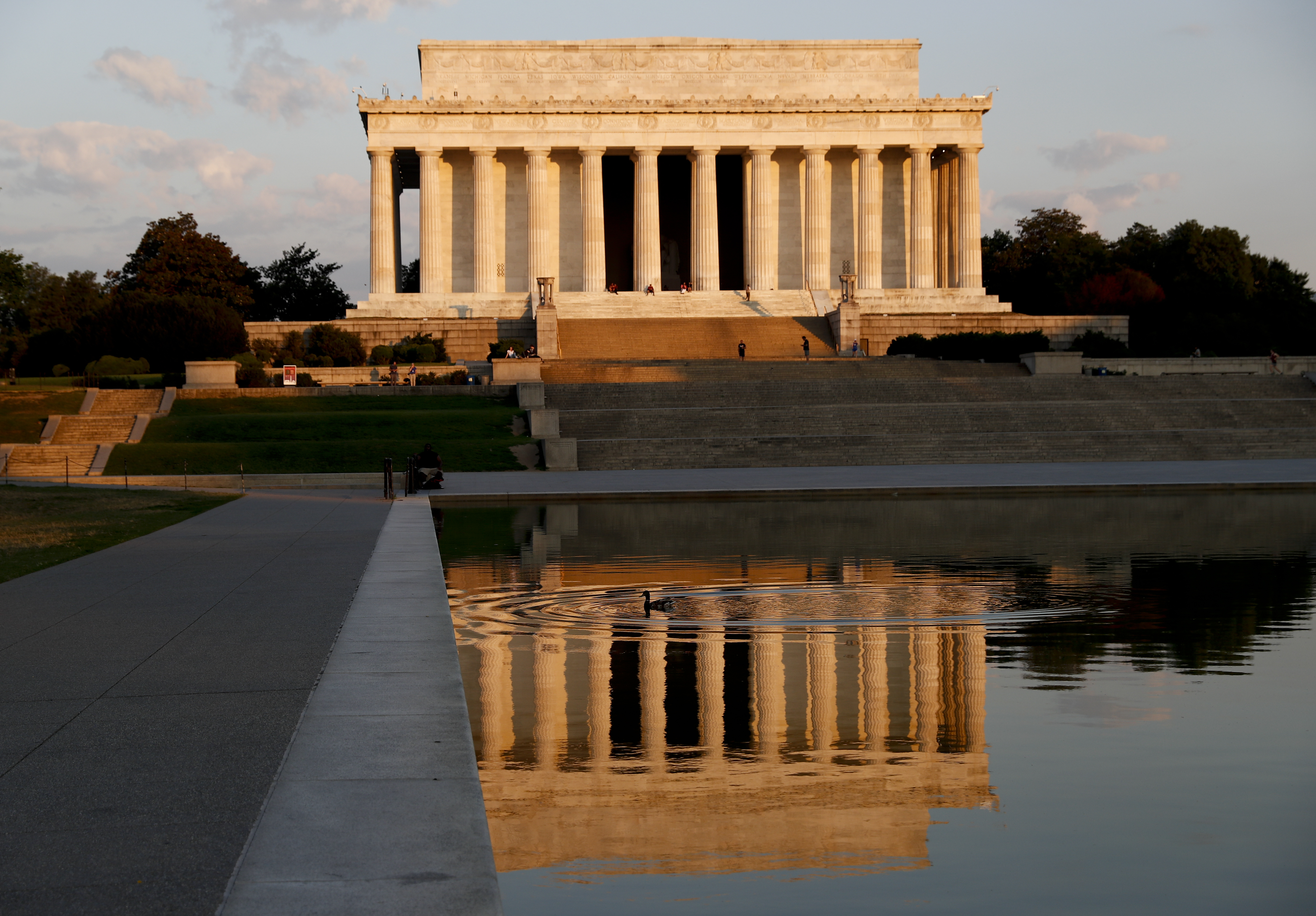 Vandals scrawl anti-law message on Lincoln Memorial
