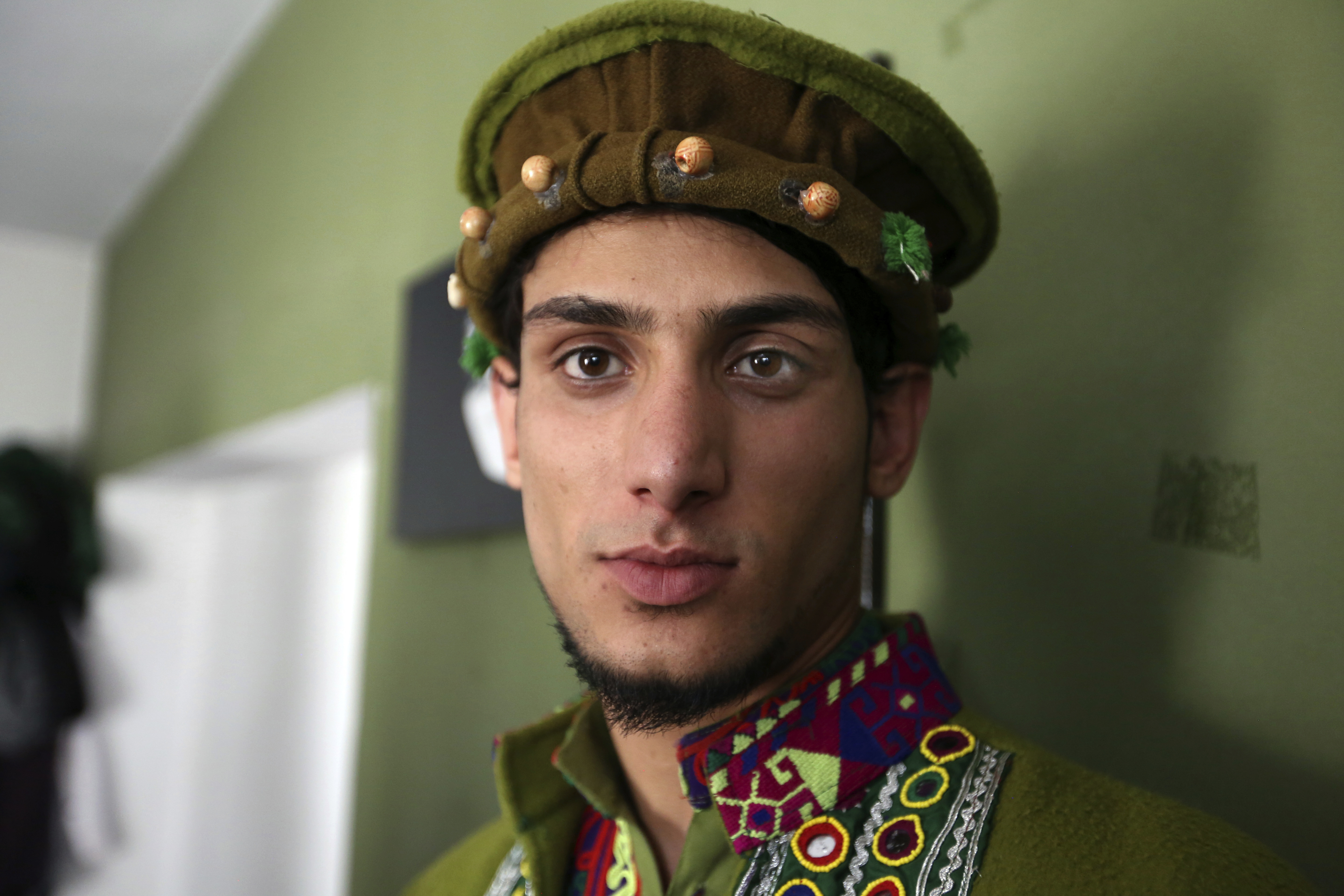 Kabul catwalk: Afghan models show off traditional clothing