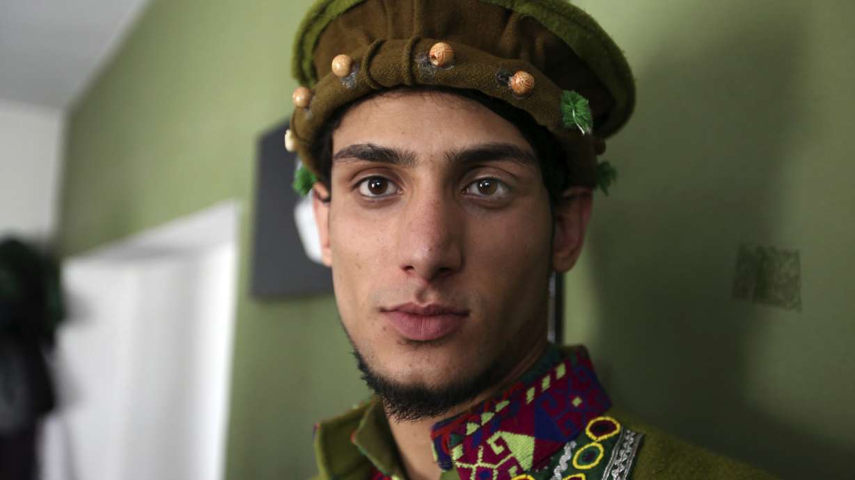 Kabul catwalk: Afghan models show off traditional clothing