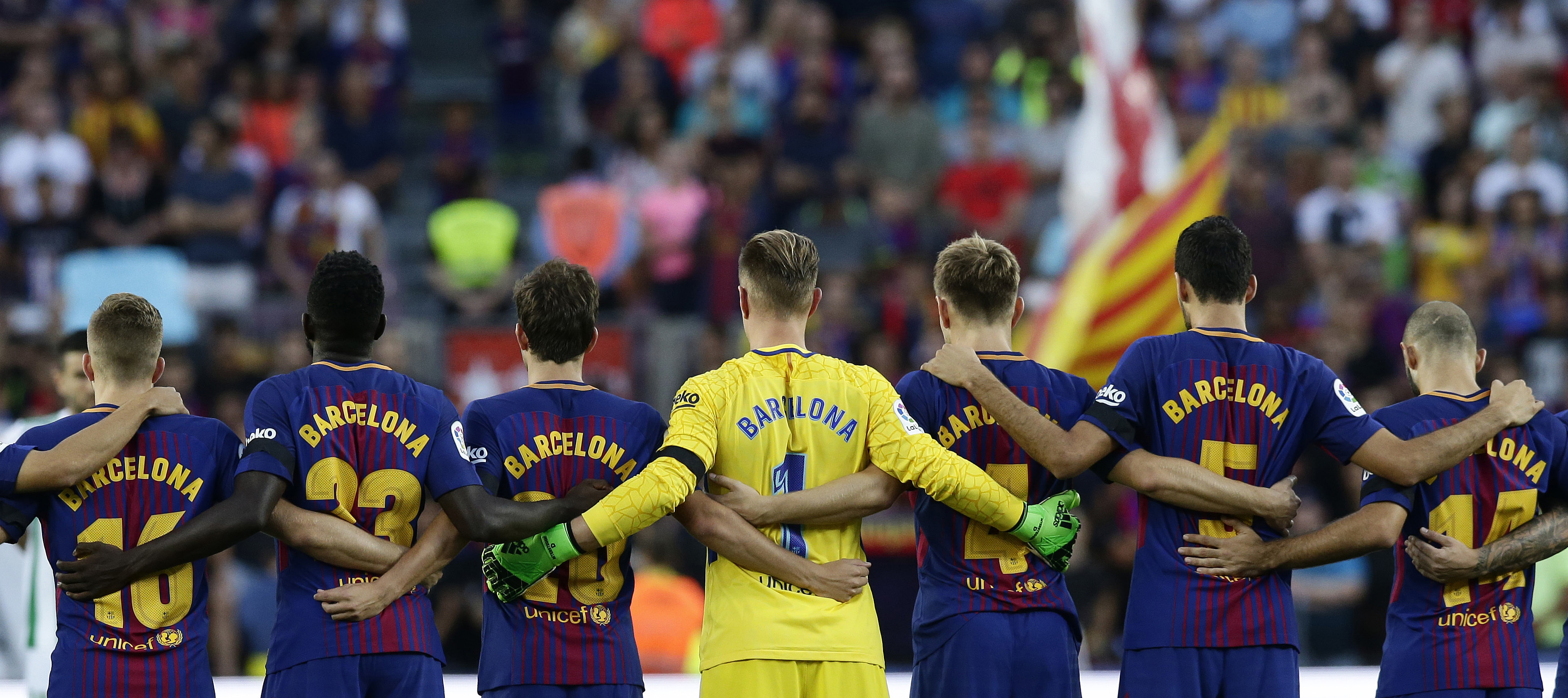 Honoring victims of attacks, Barcelona wins league opener