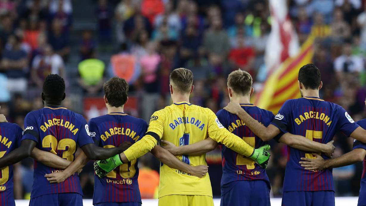Honoring victims of attacks, Barcelona wins league opener