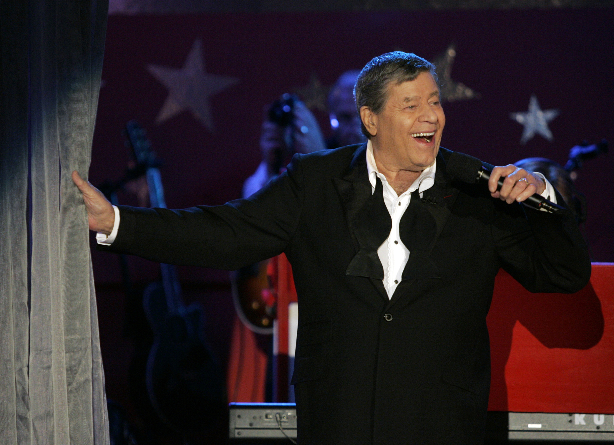 Jerry Lewis, comedy icon and telethon host, dies at 91