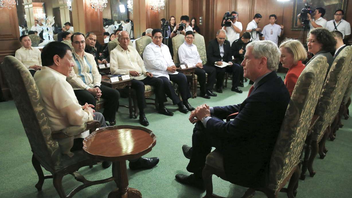 Aussie foreign minister: Duterte requested fist-pump pose