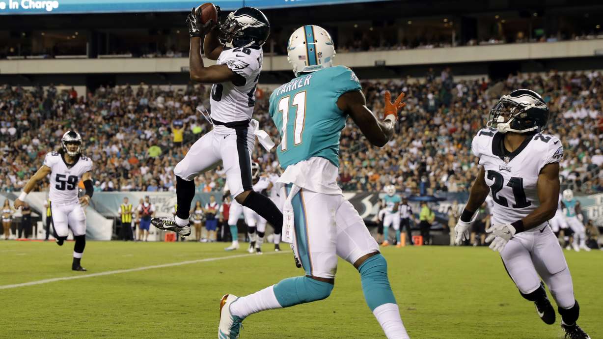 Wentz, Cutler look sharp; Eagles beat Dolphins 38-31