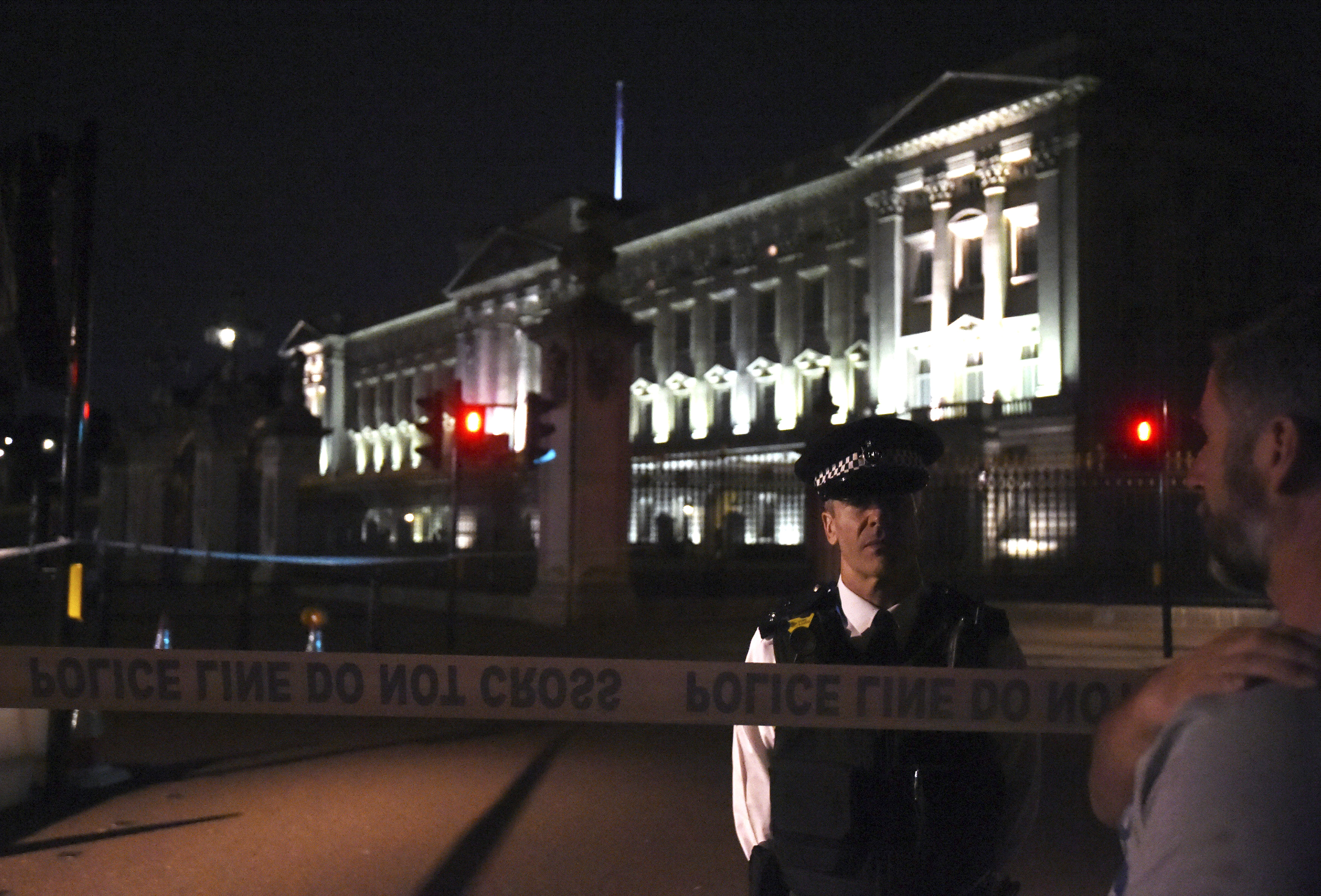 Police arrest 2nd man in Buckingham Palace terror incident