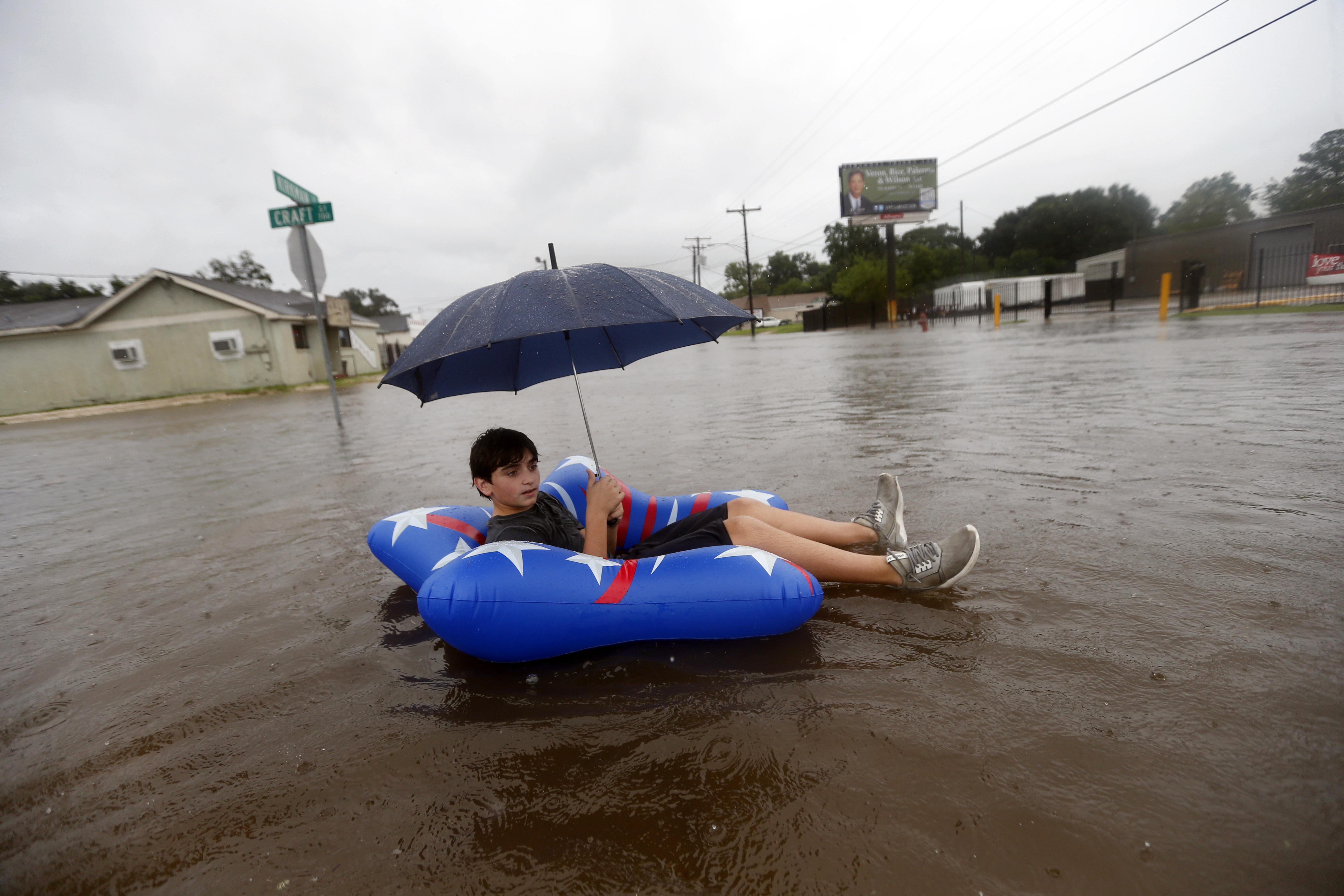 Harvey's heavy rains ratchet up flooding fears in Louisiana