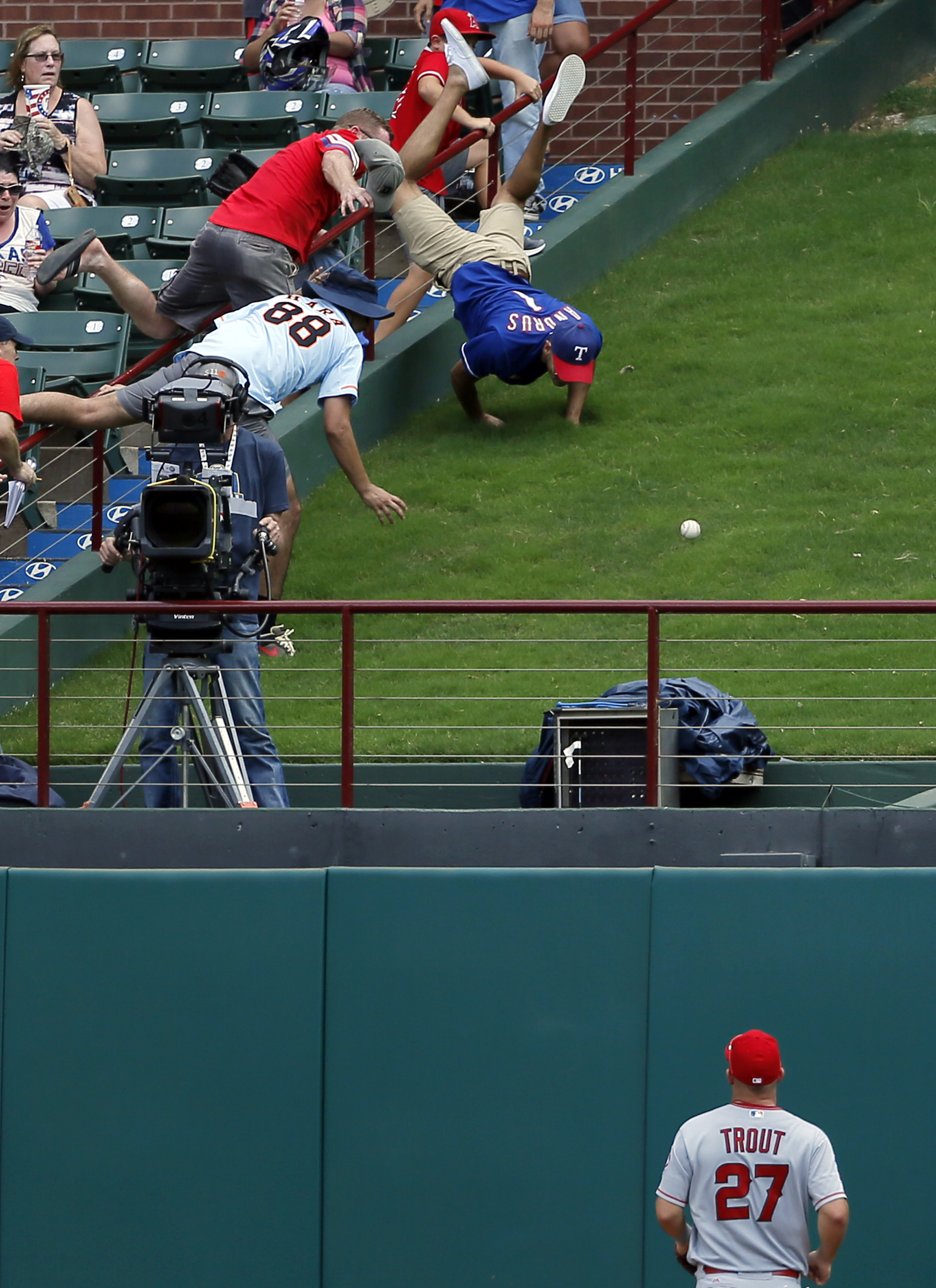 Elvis leaves building twice, Rangers beat Angels 7-6