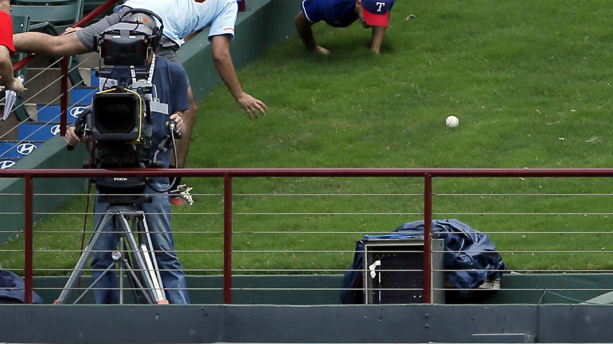 Elvis leaves building twice, Rangers beat Angels 7-6