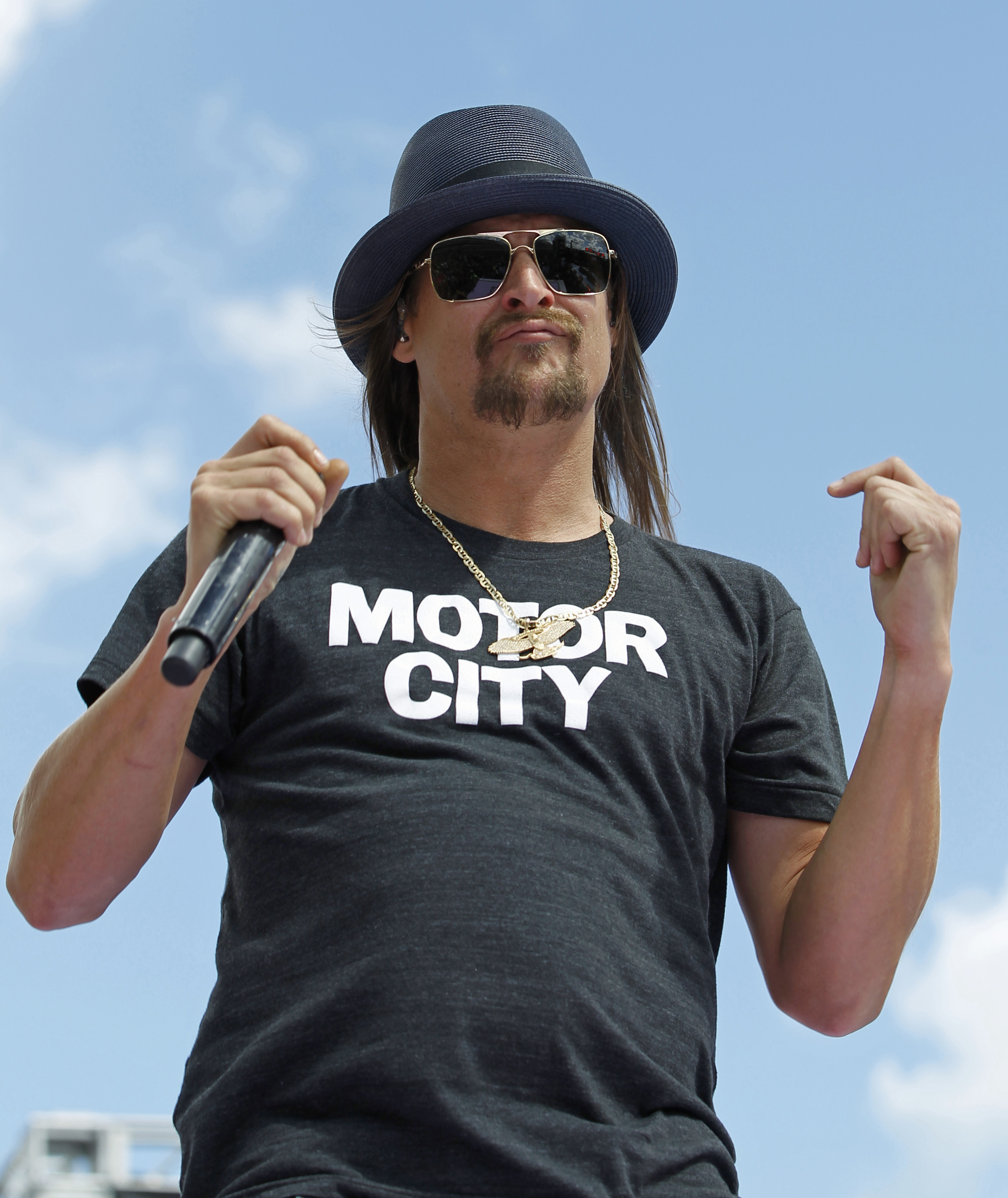 Kid Rock keeps up criticism of Kaepernick, others at concert