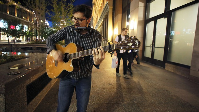 Utah musician busking his way to Nashville
