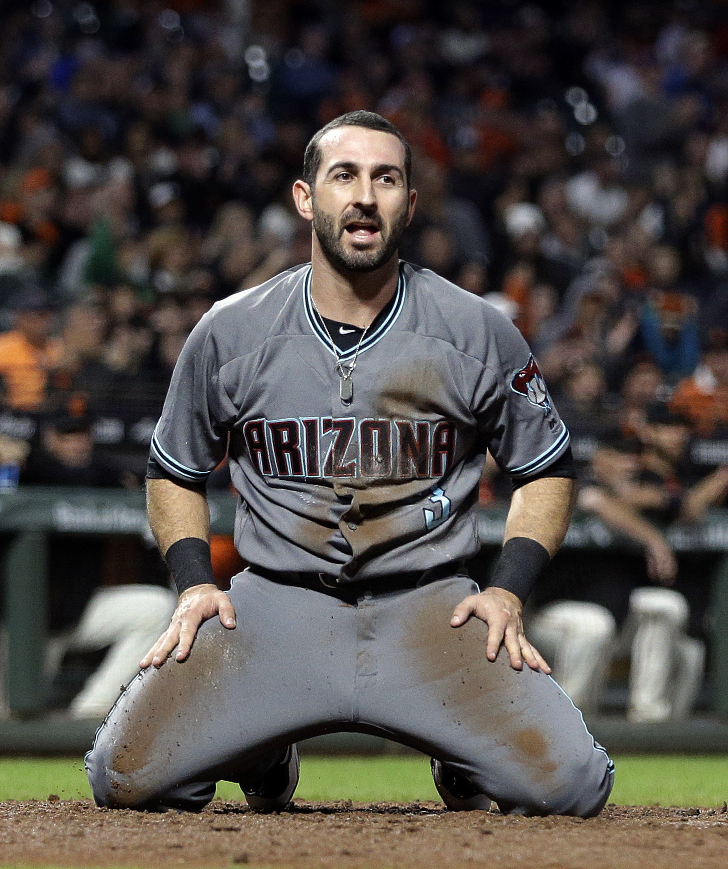Ray wins 5th straight as Diamondbacks top Giants 3-2