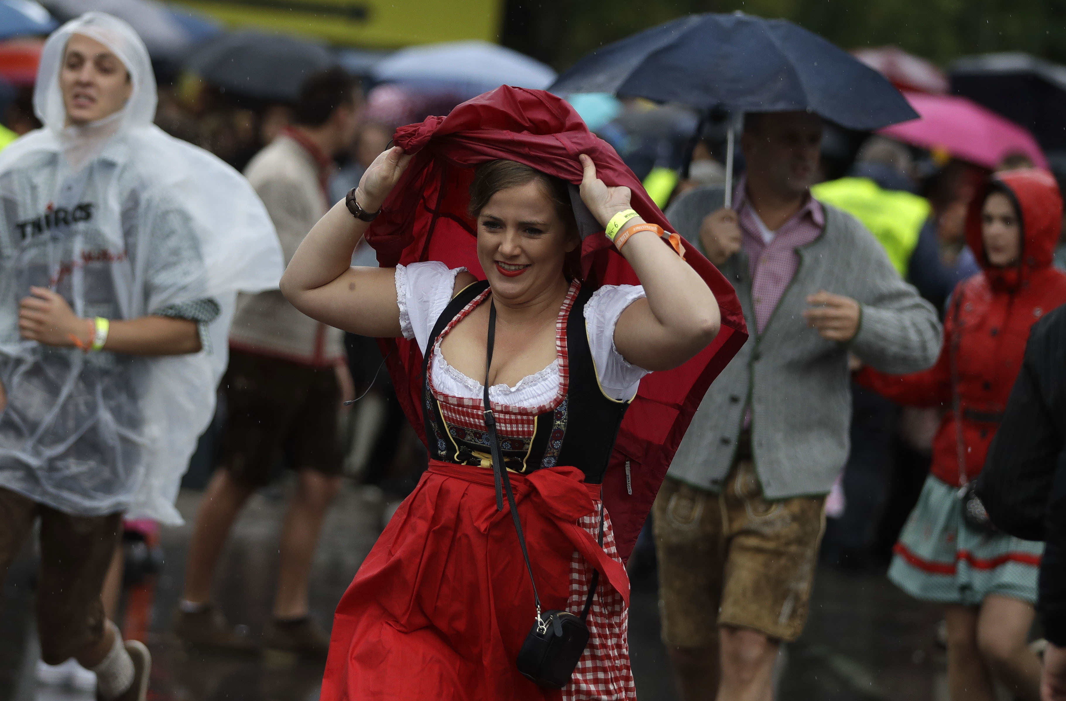 Beer flowing in Munich: Thousands head to Oktoberfest