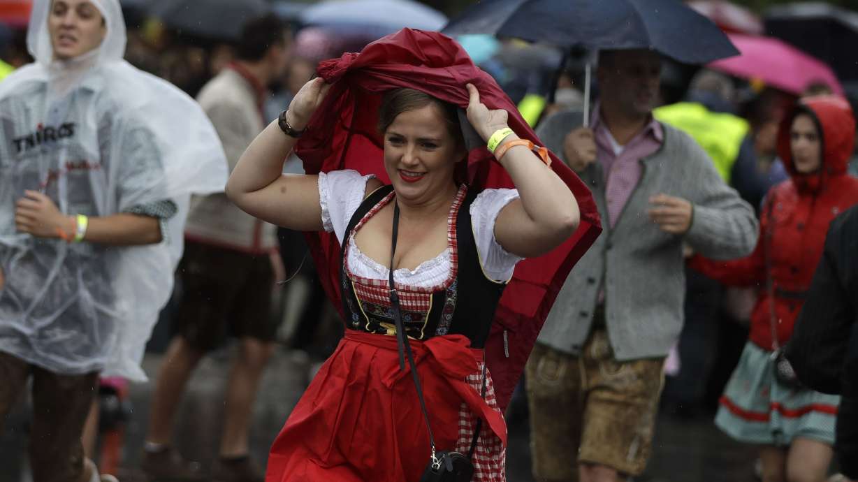 Beer flowing in Munich: Thousands head to Oktoberfest