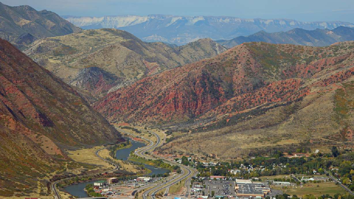 Colorado sheriff: Family of 4 traveling to Utah killed in small plane crash