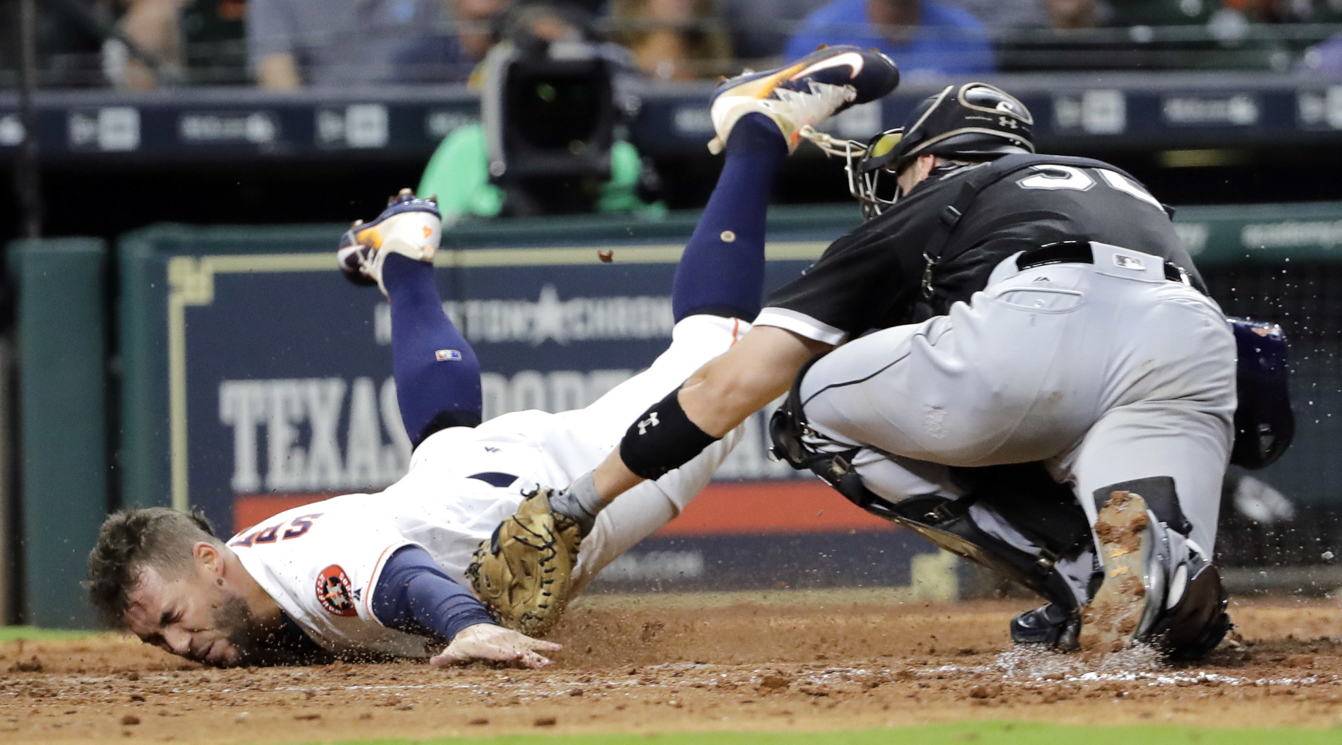 Altuve homers, Astros top White Sox 3-1 for 5th straight