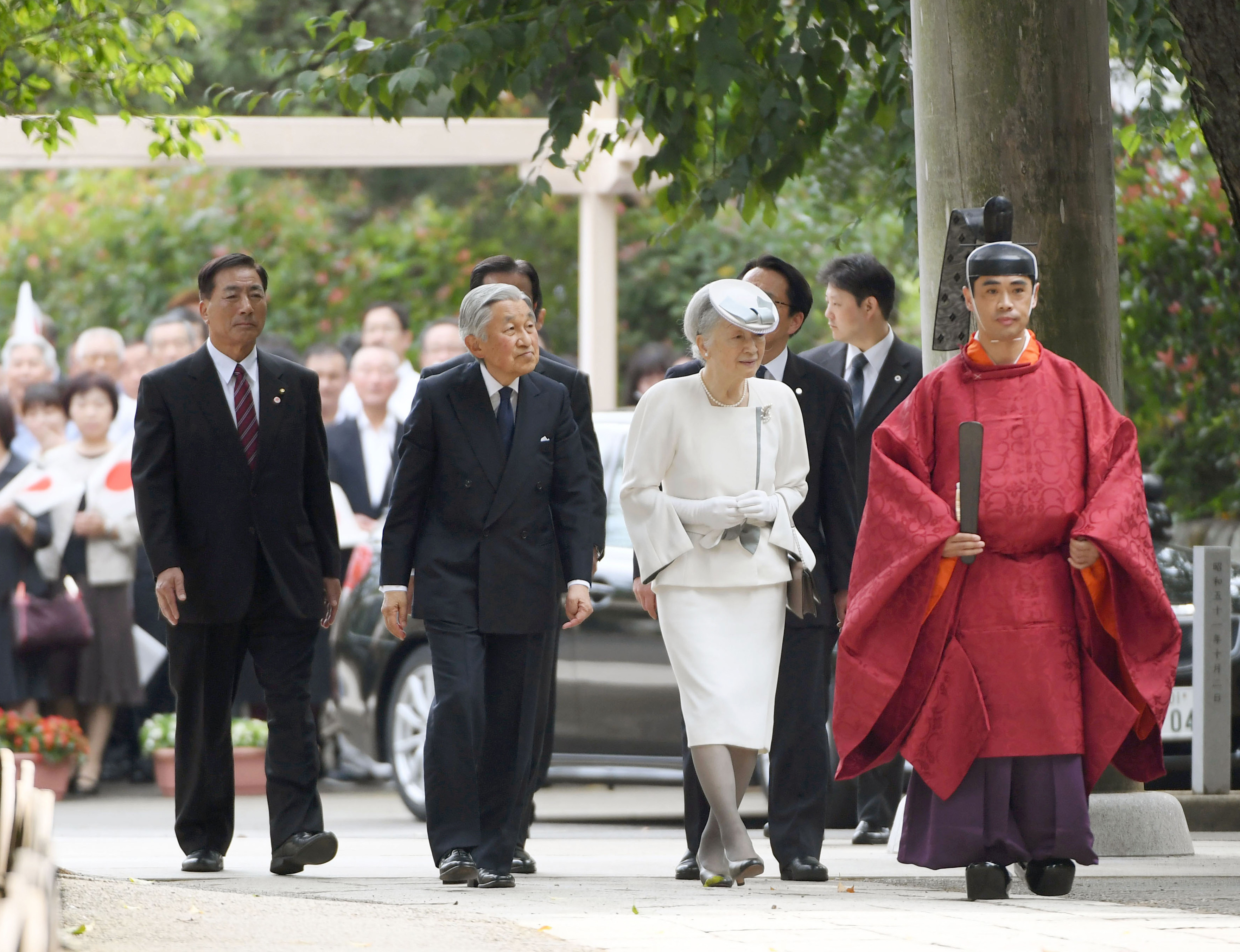 Japan's emperor visits shrine for ancient Korean settlers