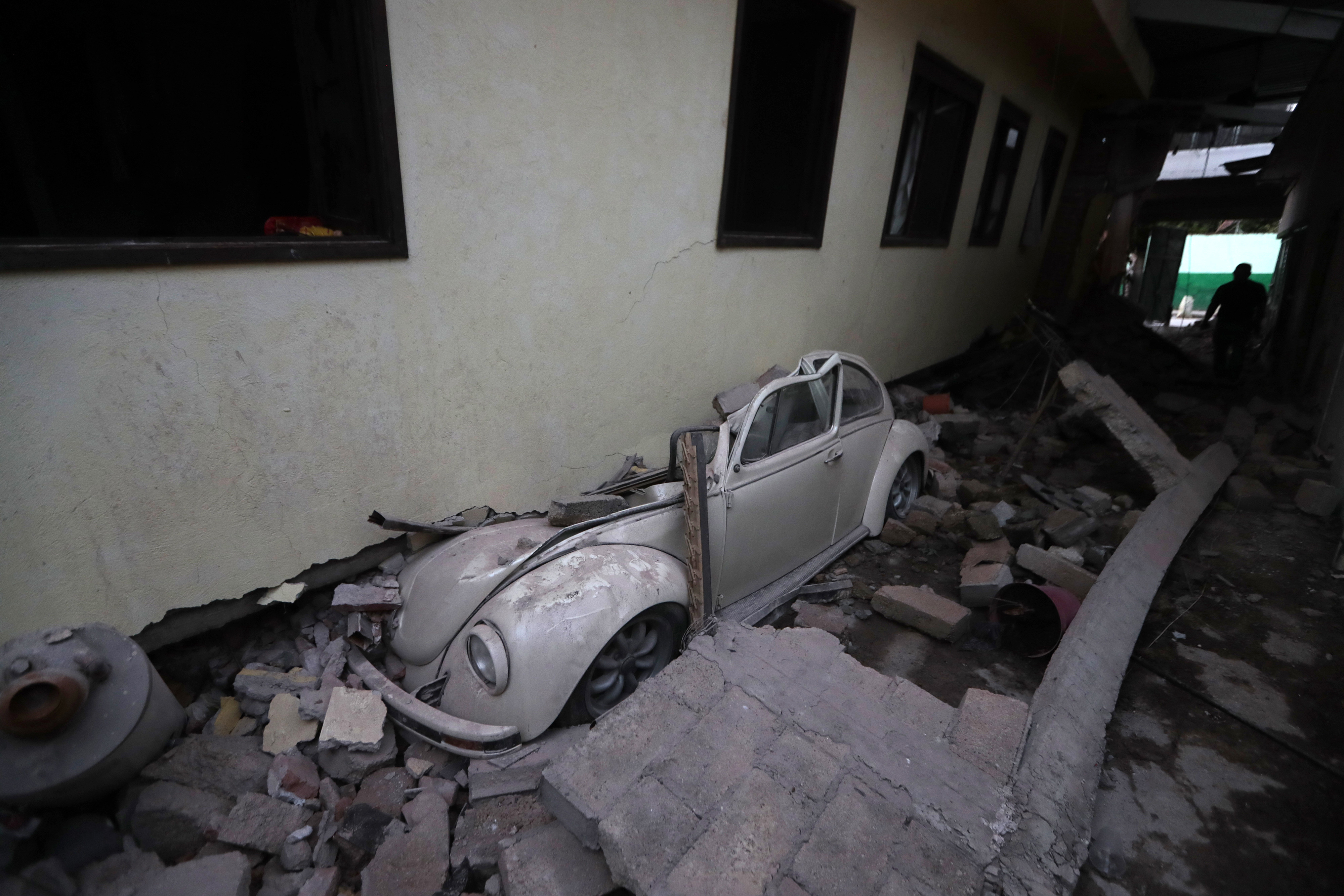 AP PHOTOS: 24 hours of fear, heroism after Mexico quake