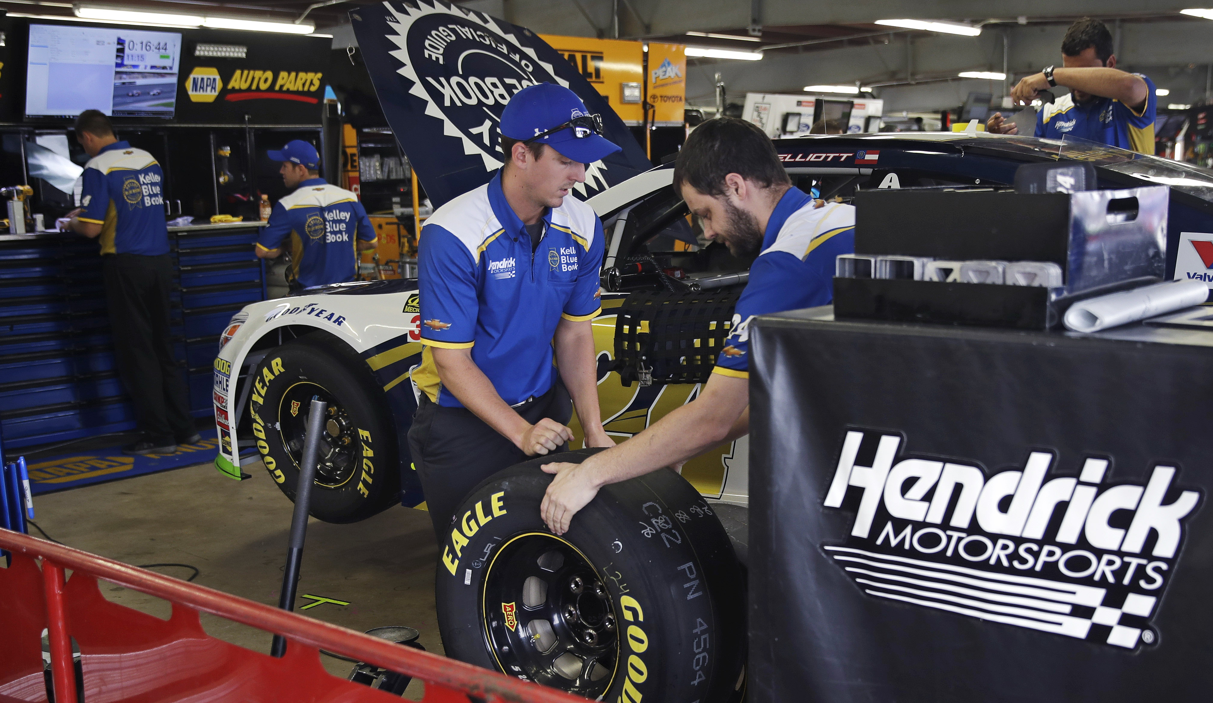 Kyle Busch takes pole at New Hampshire in 2nd NASCAR playoff