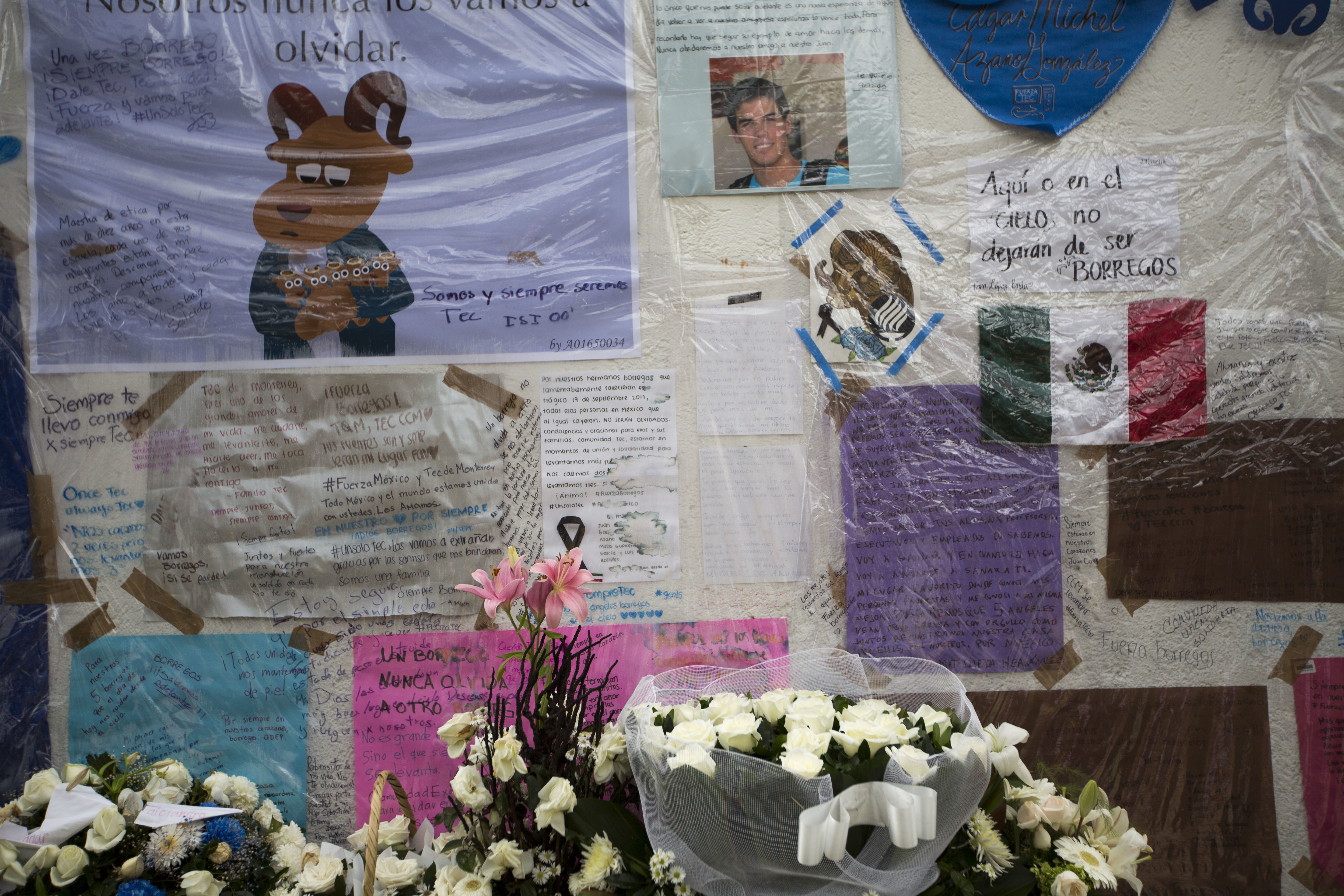 Memorials spring up at Mexico City's quake collapse sites