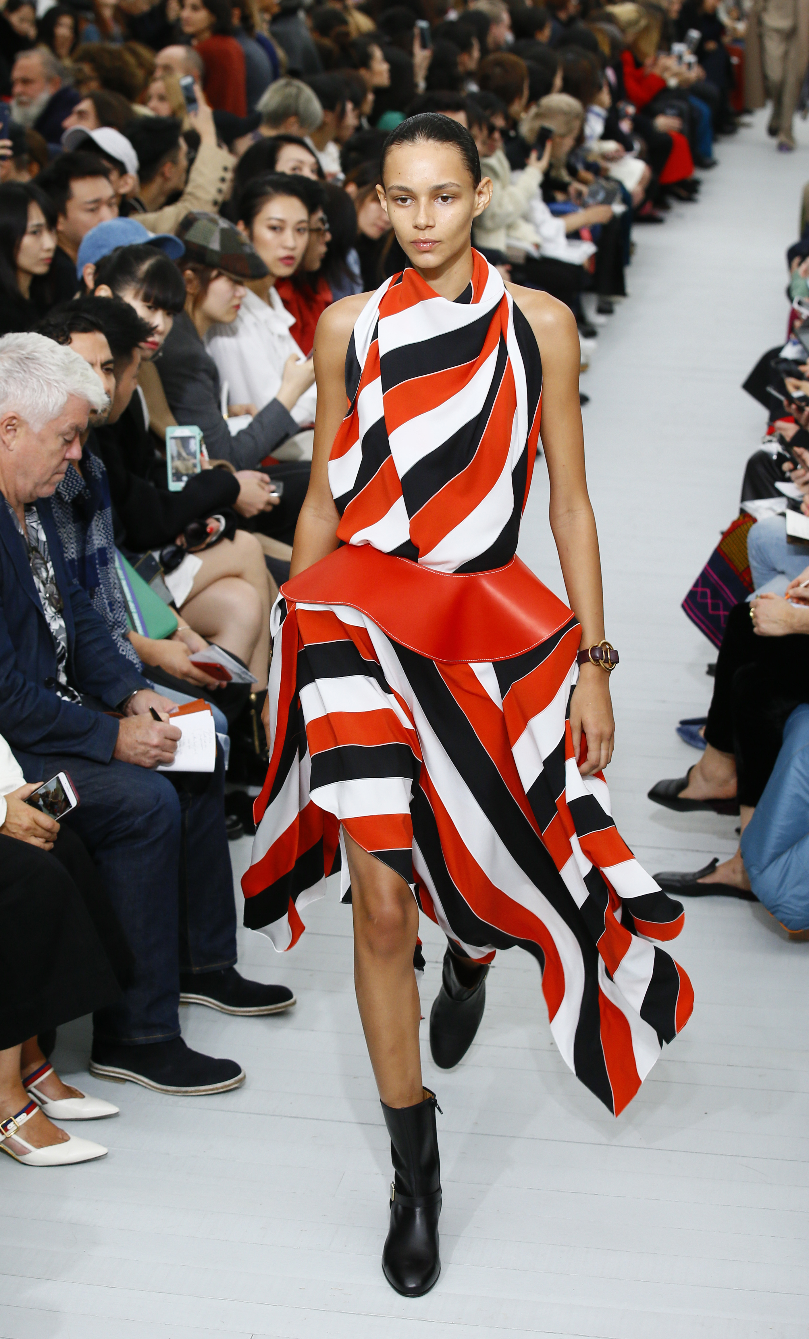 Fonda, Mirren make star turns as fashion models for L'Oreal