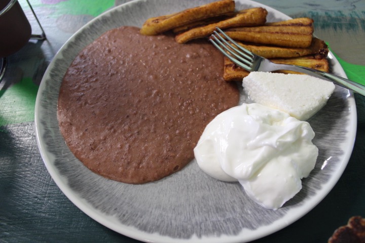Plato típico literally translates to typical plate. Rincón Salvadoreño’s typical plate includes a fried plantain, refried beans, a scoop of sour cream and piece of cheese, with a choice of two tortillas or a hoagie roll. (Photo: Yvette Cruz, KSL.com)