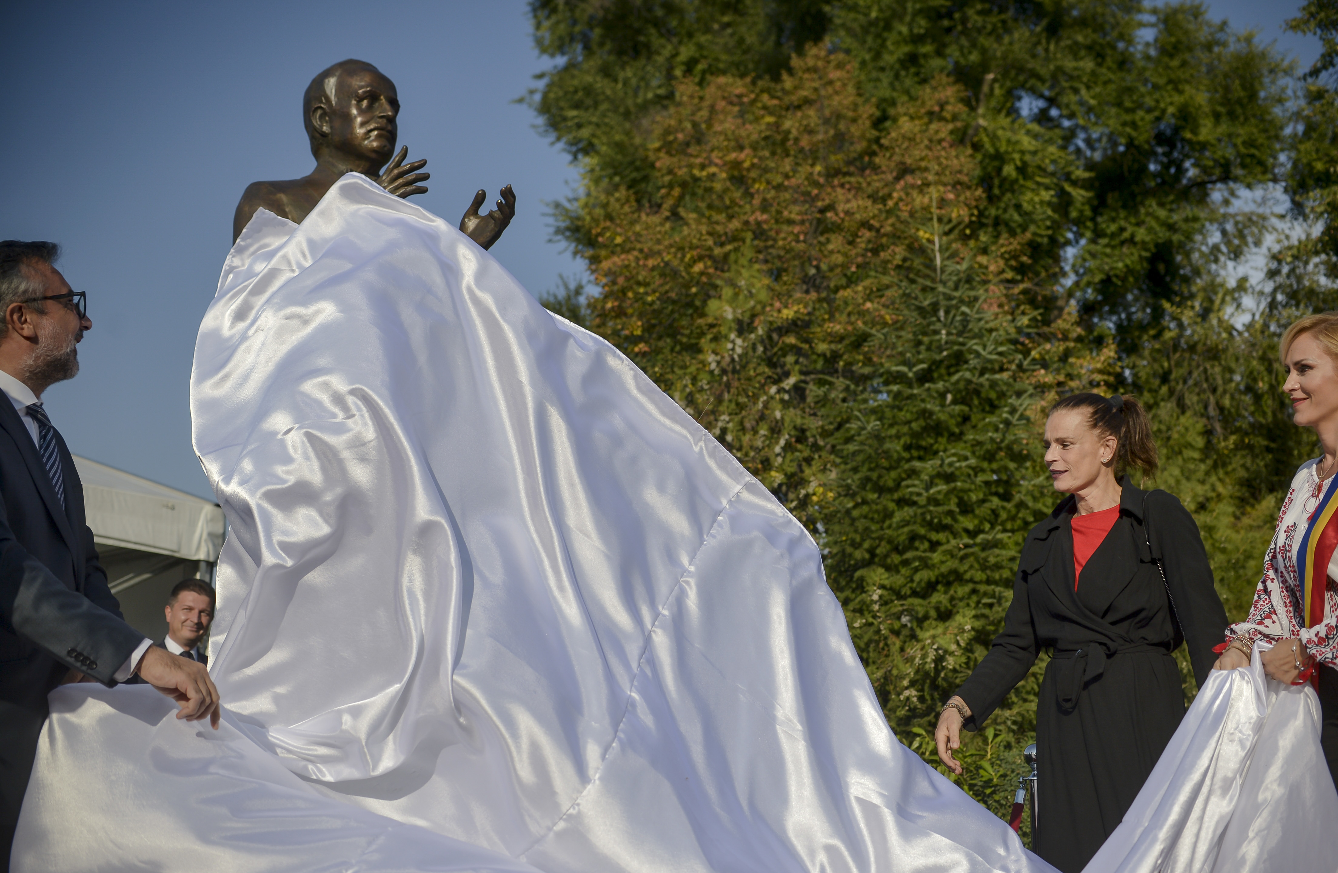 Circus lover Prince Rainier gets statue in Romanian capital