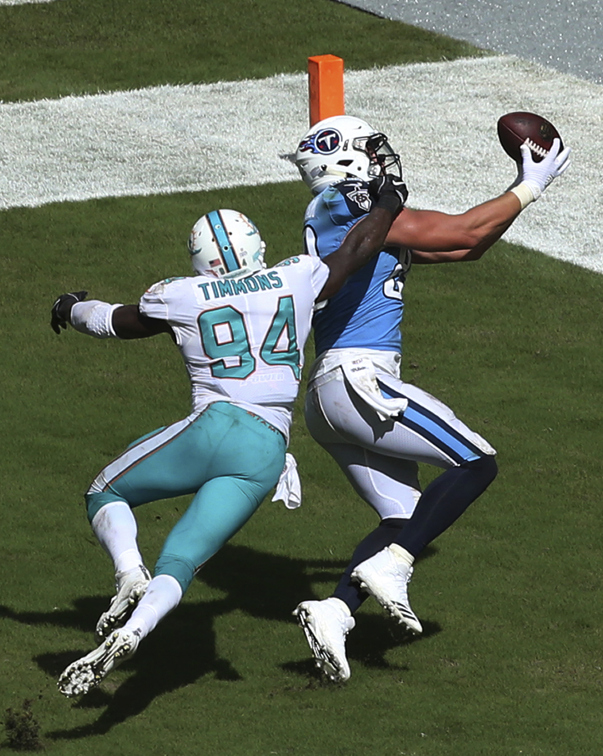 Cutler silences boos with late TD as Dolphins beat Titans