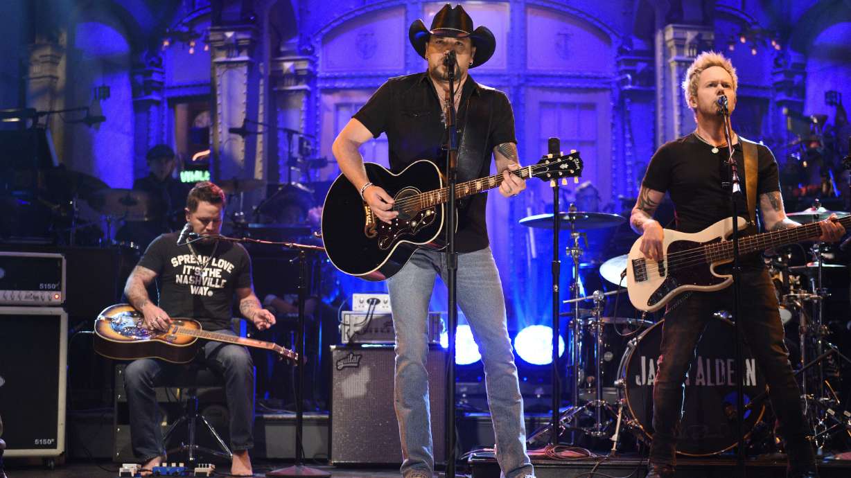 Jason Aldean returns to Las Vegas a week after mass shooting