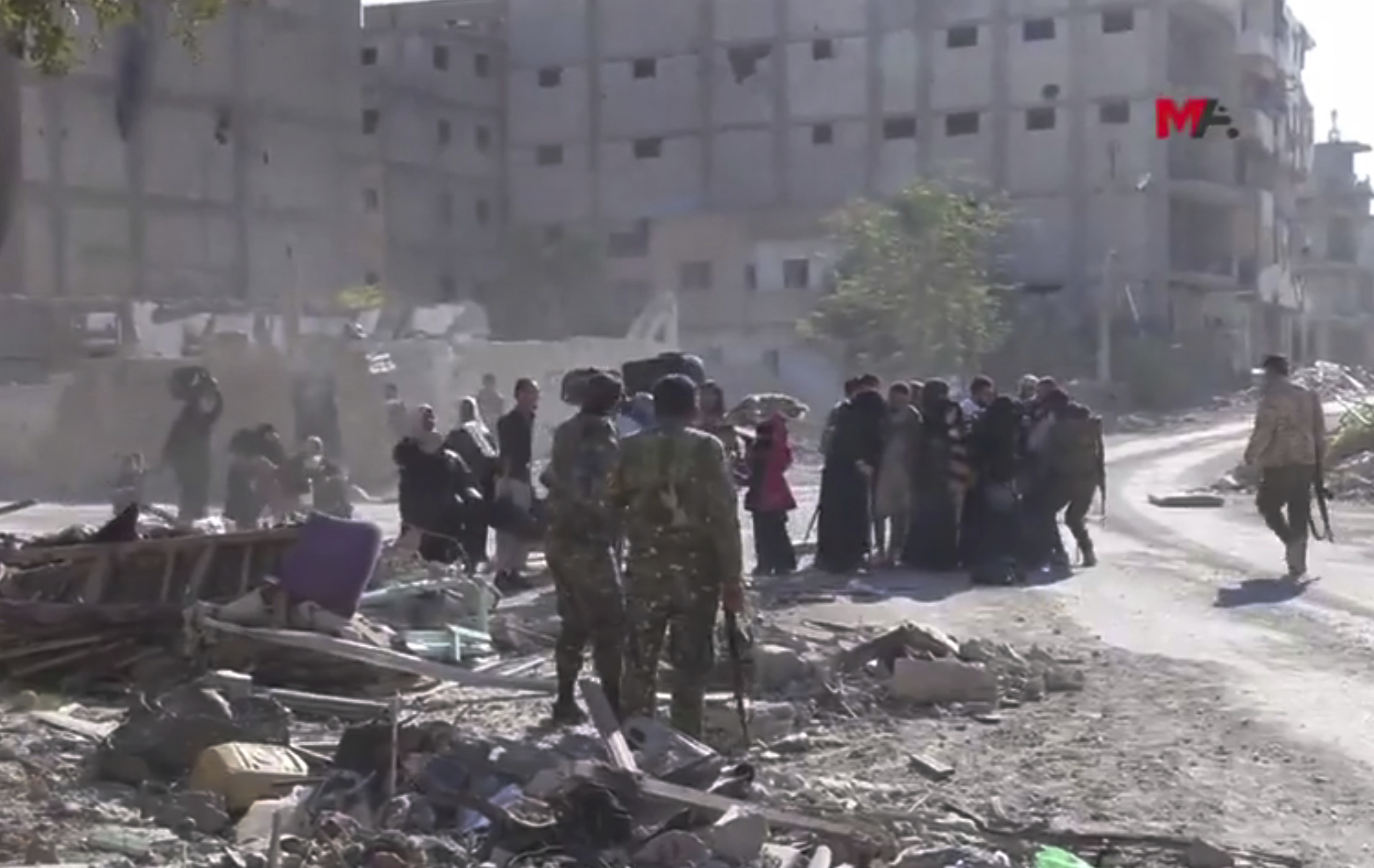 Syria: Local militants evacuate as Raqqa battle nears end