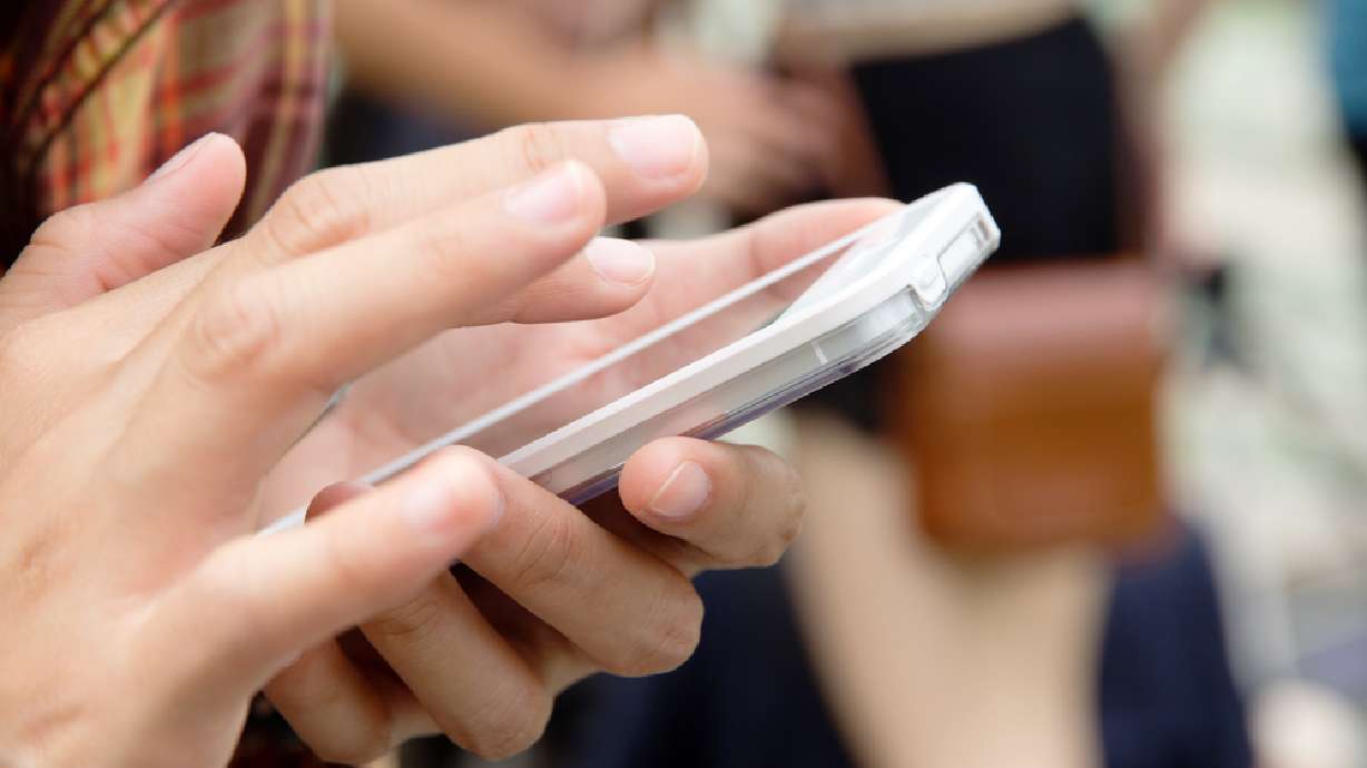 Bill requiring greater crisis line accessibility in Utah moves forward