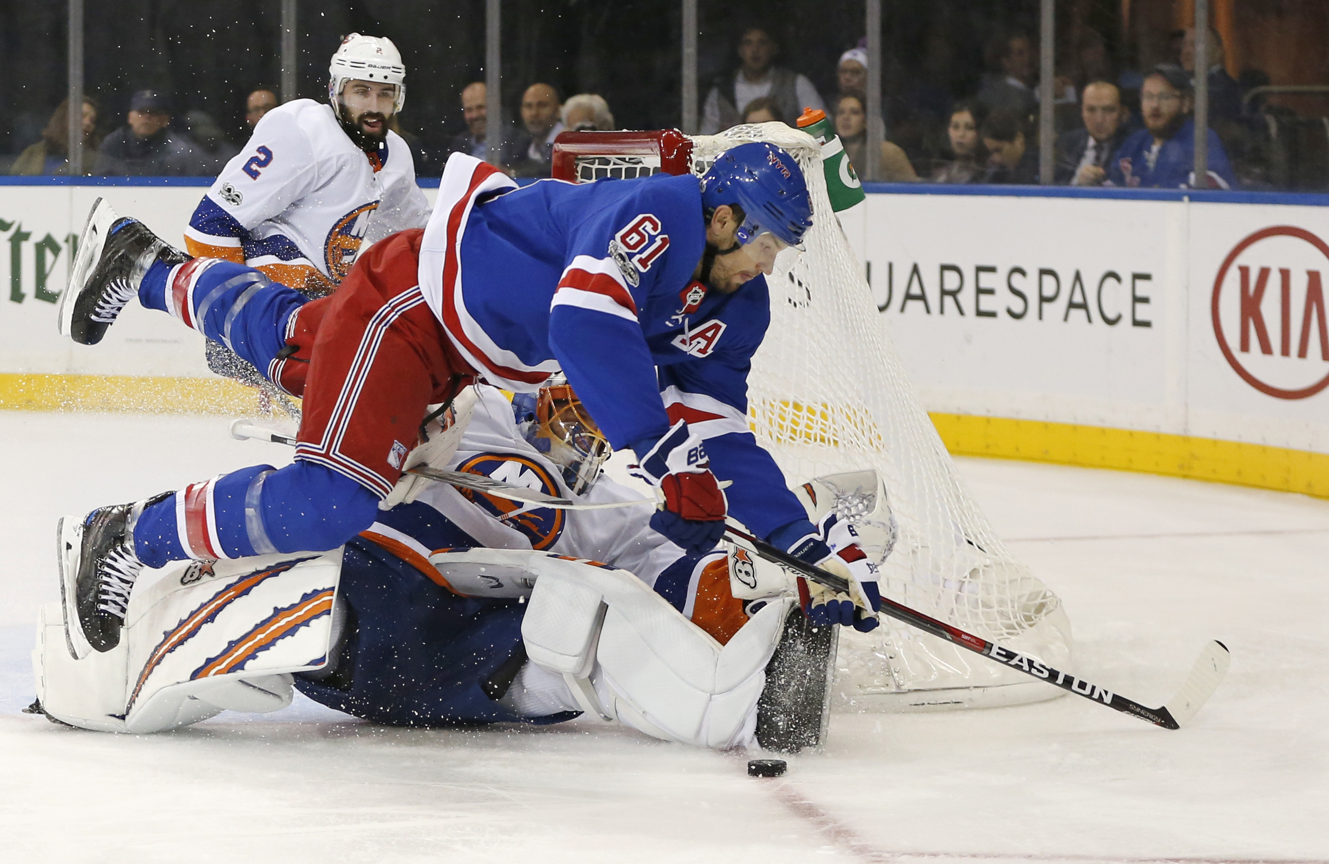 Tavares helps Islanders beat struggling Rangers 4-3 in SO
