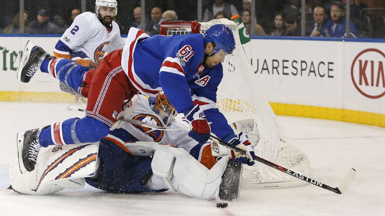Tavares helps Islanders beat struggling Rangers 4-3 in SO