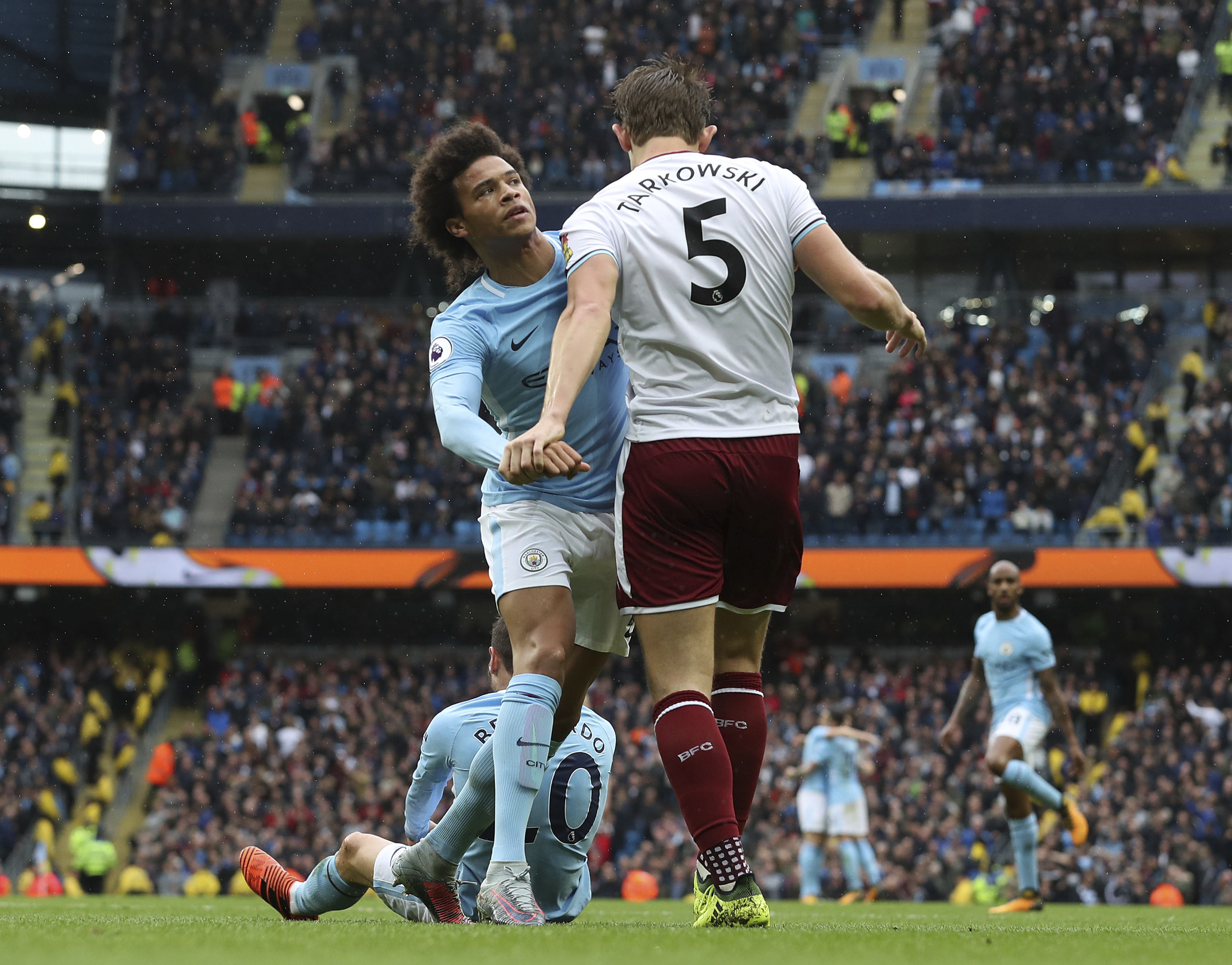 Aguero ties club scoring record, City leads EPL by 5 points