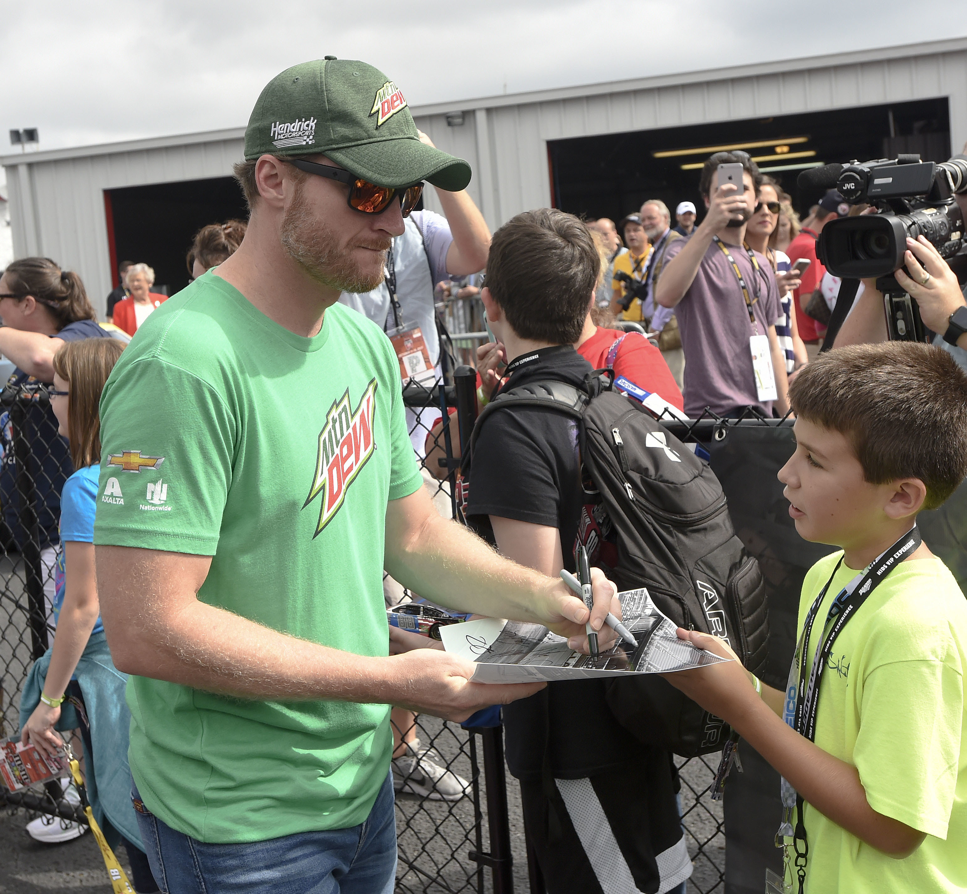 Earnhardt dismisses talk about past for future fatherhood