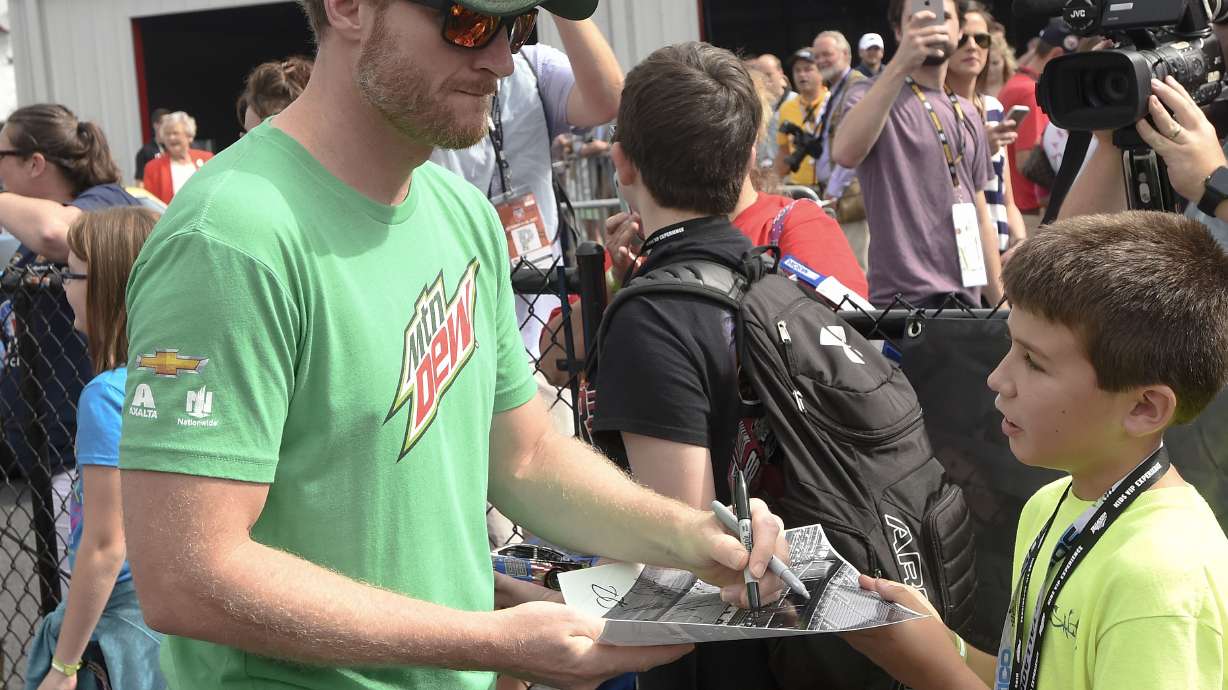 Earnhardt dismisses talk about past for future fatherhood