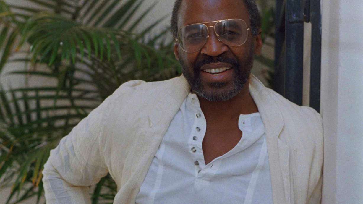 Emmy Award-winning "Benson" star Robert Guillaume dies at 89