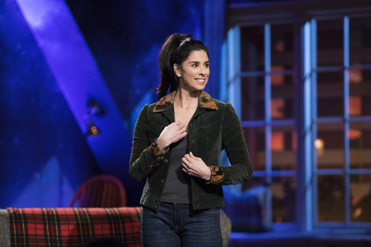 Sarah Silverman seeks common ground, giggles in Hulu series