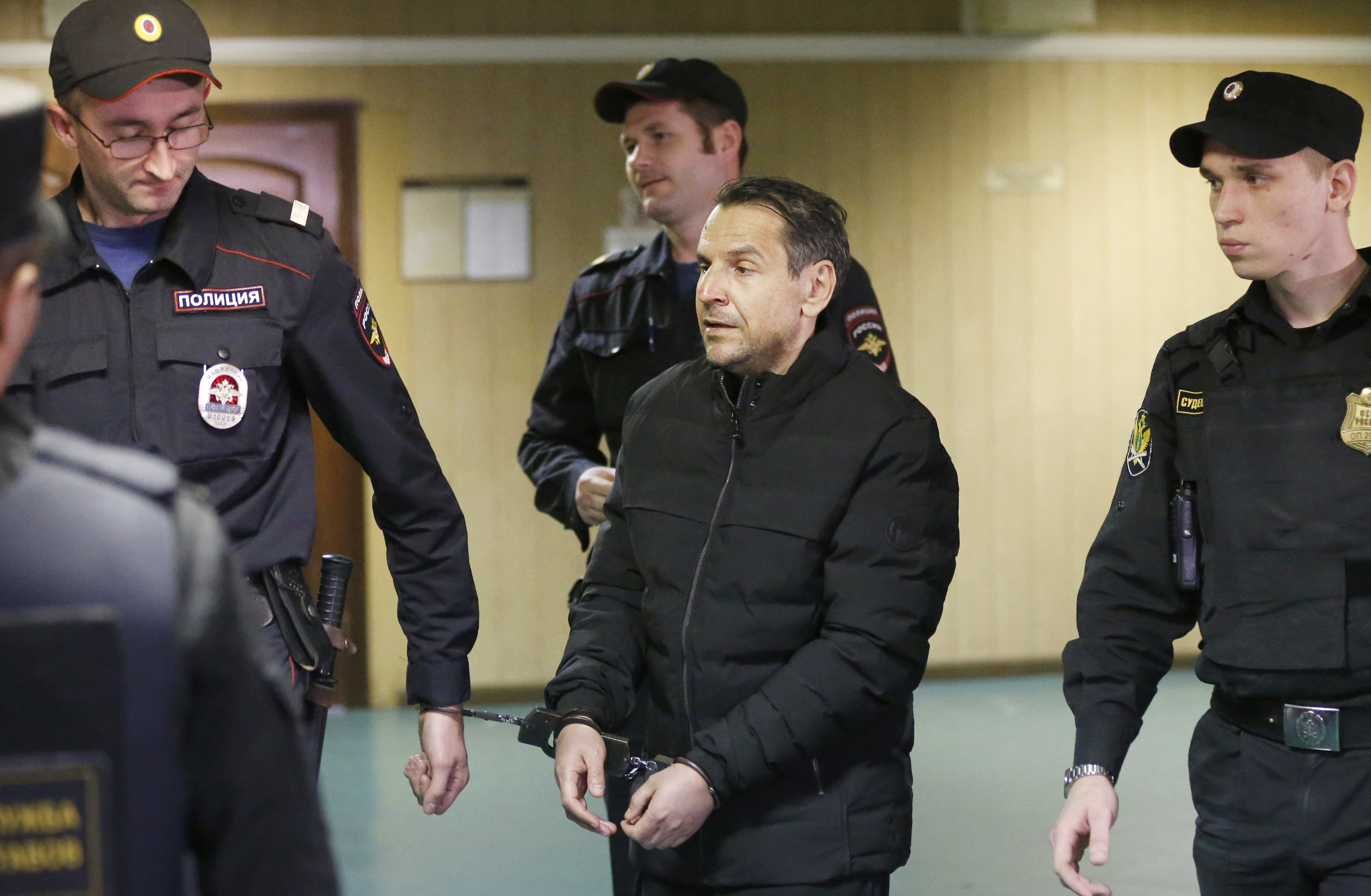 Russian editor says newspaper plans to arm its journalists